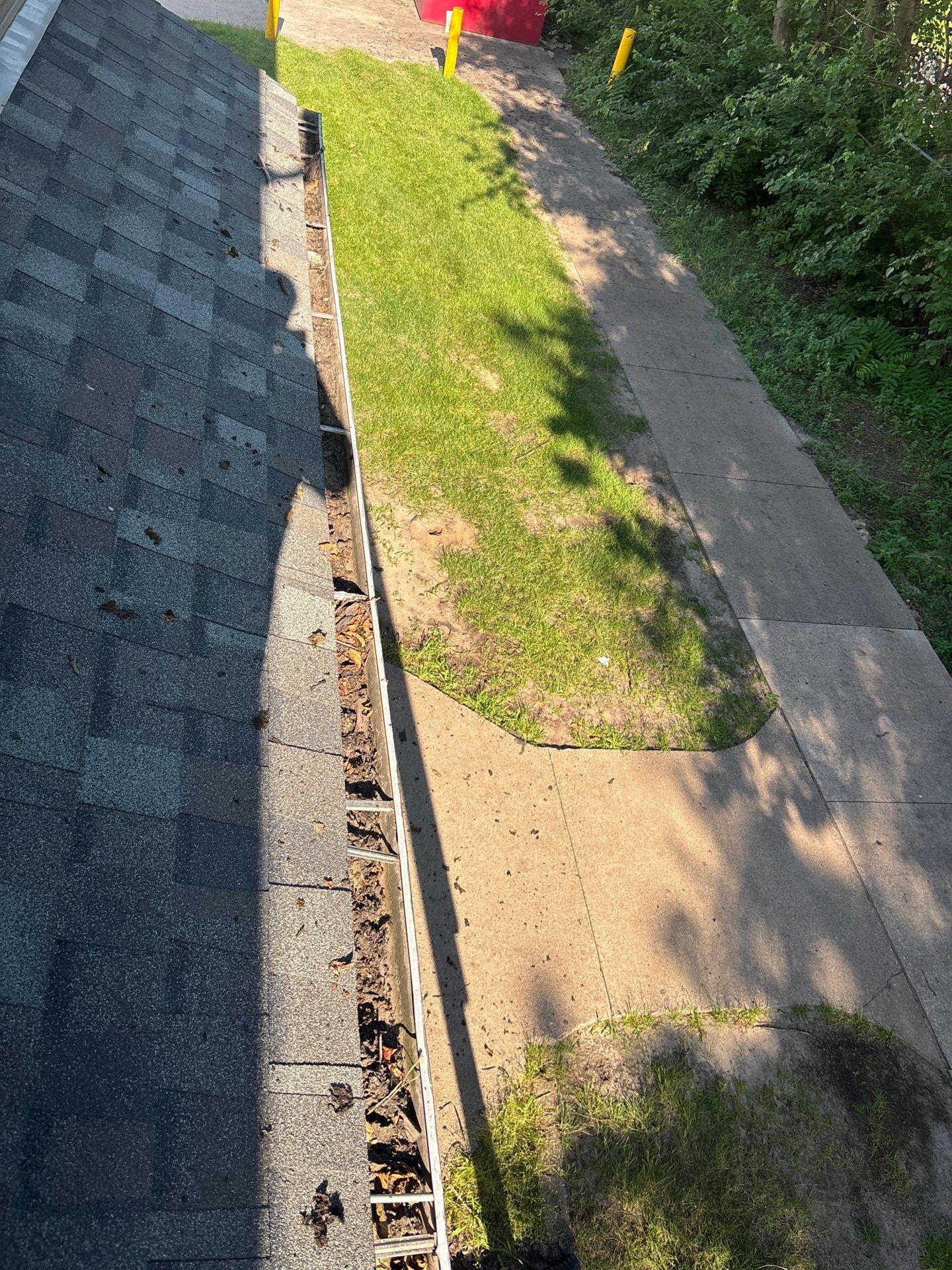 HOA gutter cleaning before photo
