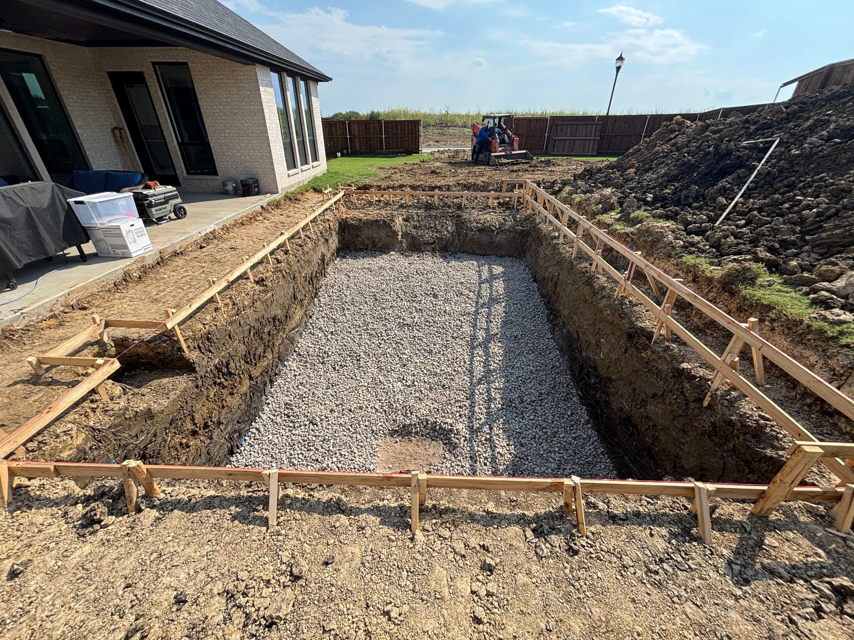 Modern Rectangular Pool with Tanning Ledge by Pinnacle Pools and Spas - DFW