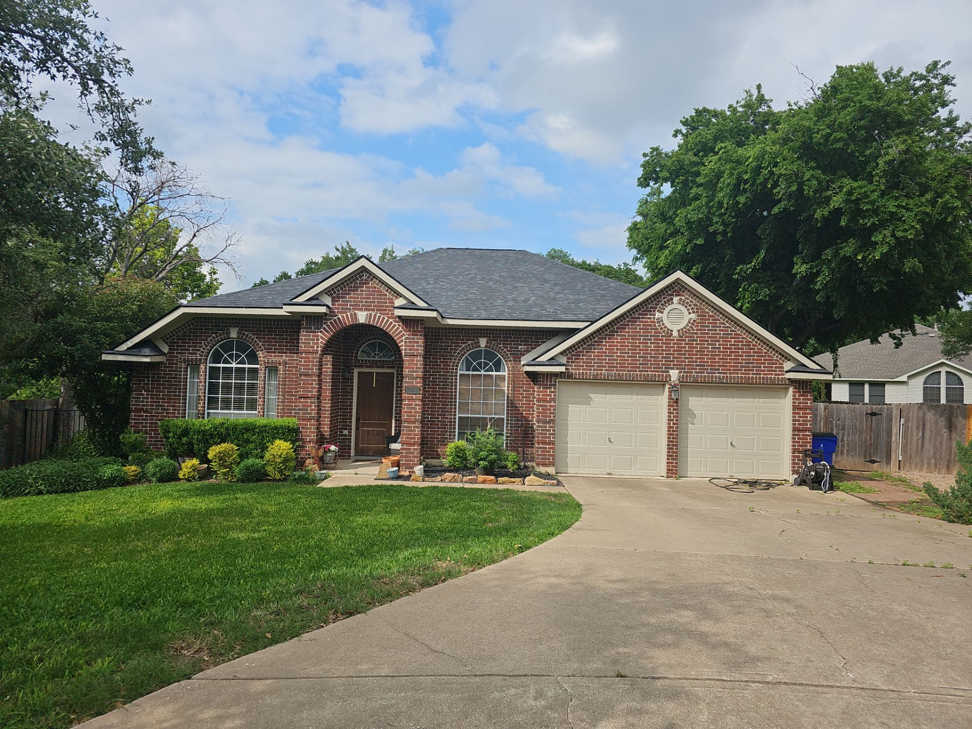 Residential Roof Installation Owens Corning Oakridge Onyx Black by DeZign Roofing & Exteriors