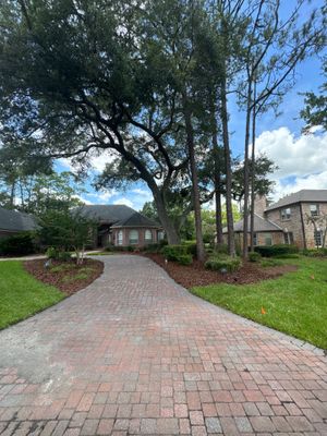 Deerwood Resident | Mulch Installation