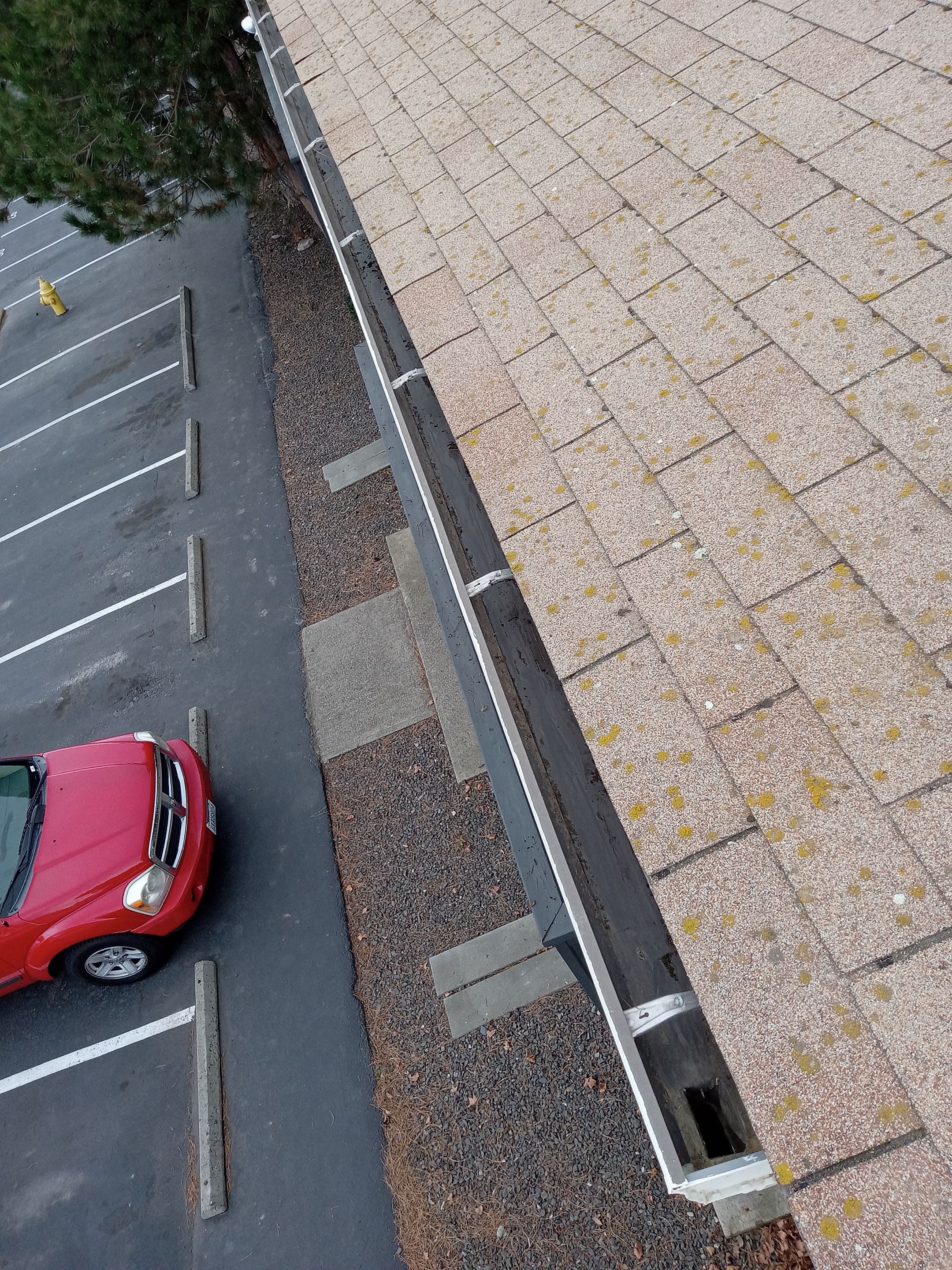 Commercial gutter cleaning Georgia after photo with clean gutters