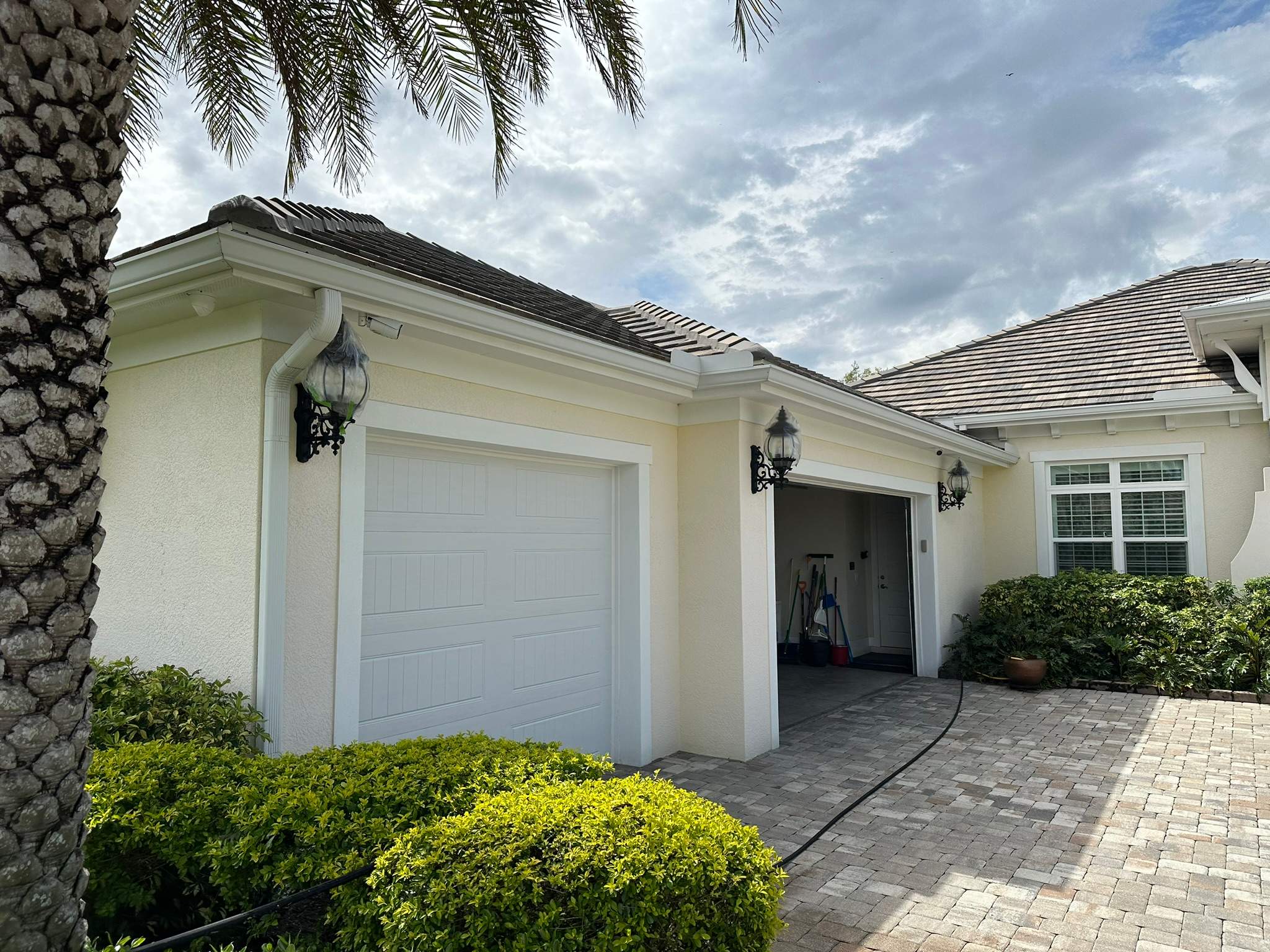 House Wash & Pool Screen Enclosure Cleaning in Winding River Community, Bradenton, FL | Sunshine AquaWash by Sunshine AquaWash