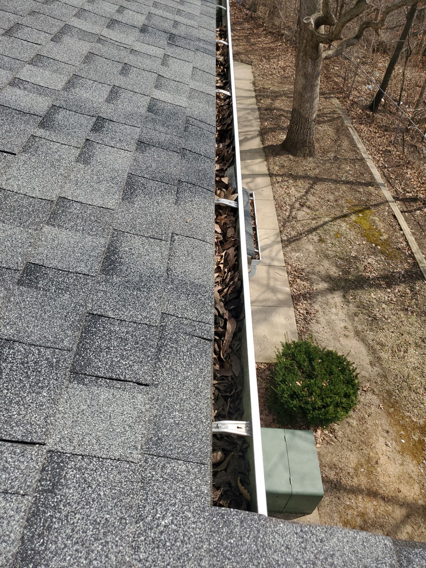 Commercial gutter cleaning Illinois before photo with filled gutters