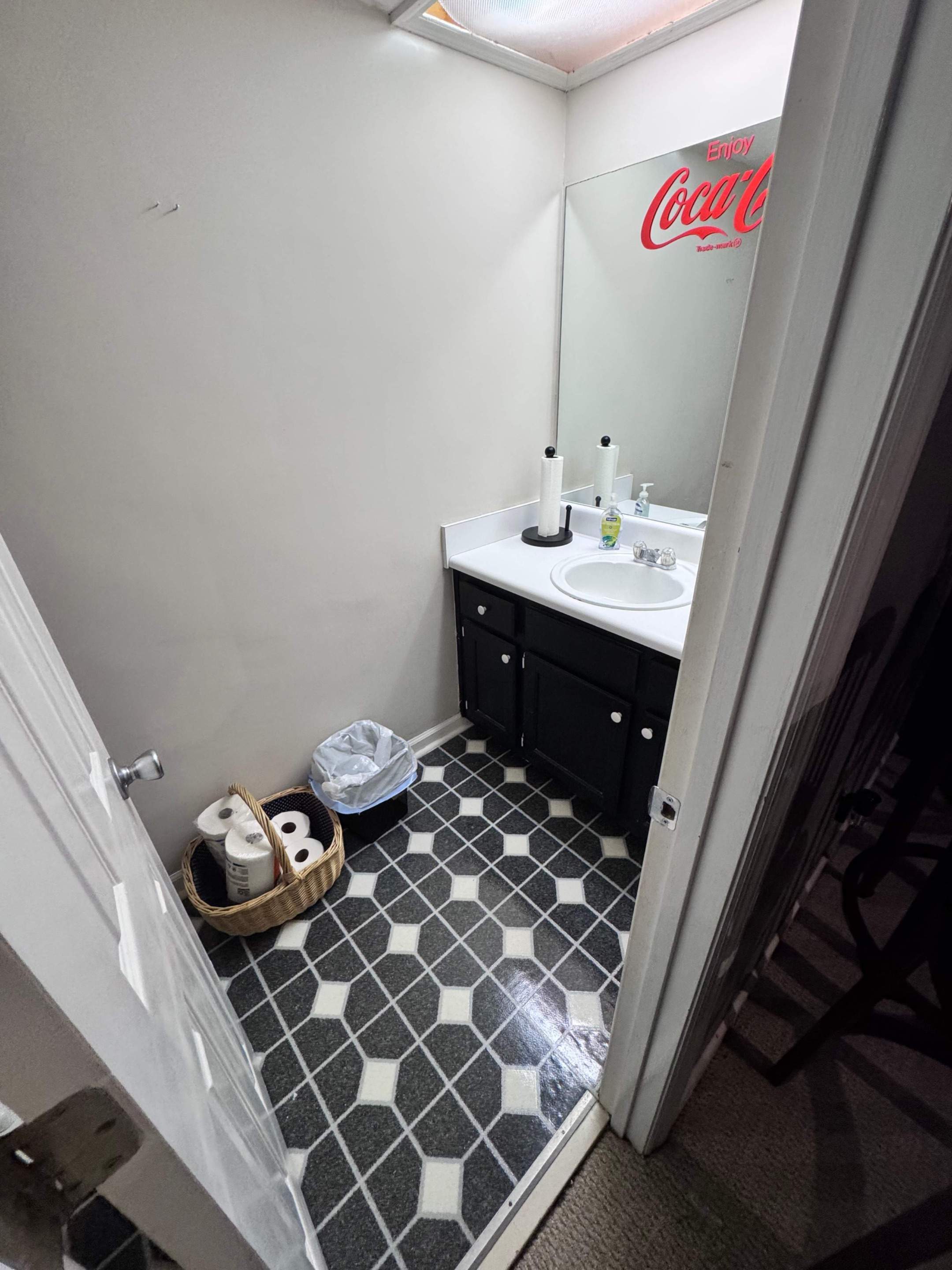 Half bathroom renovation by Prudencio