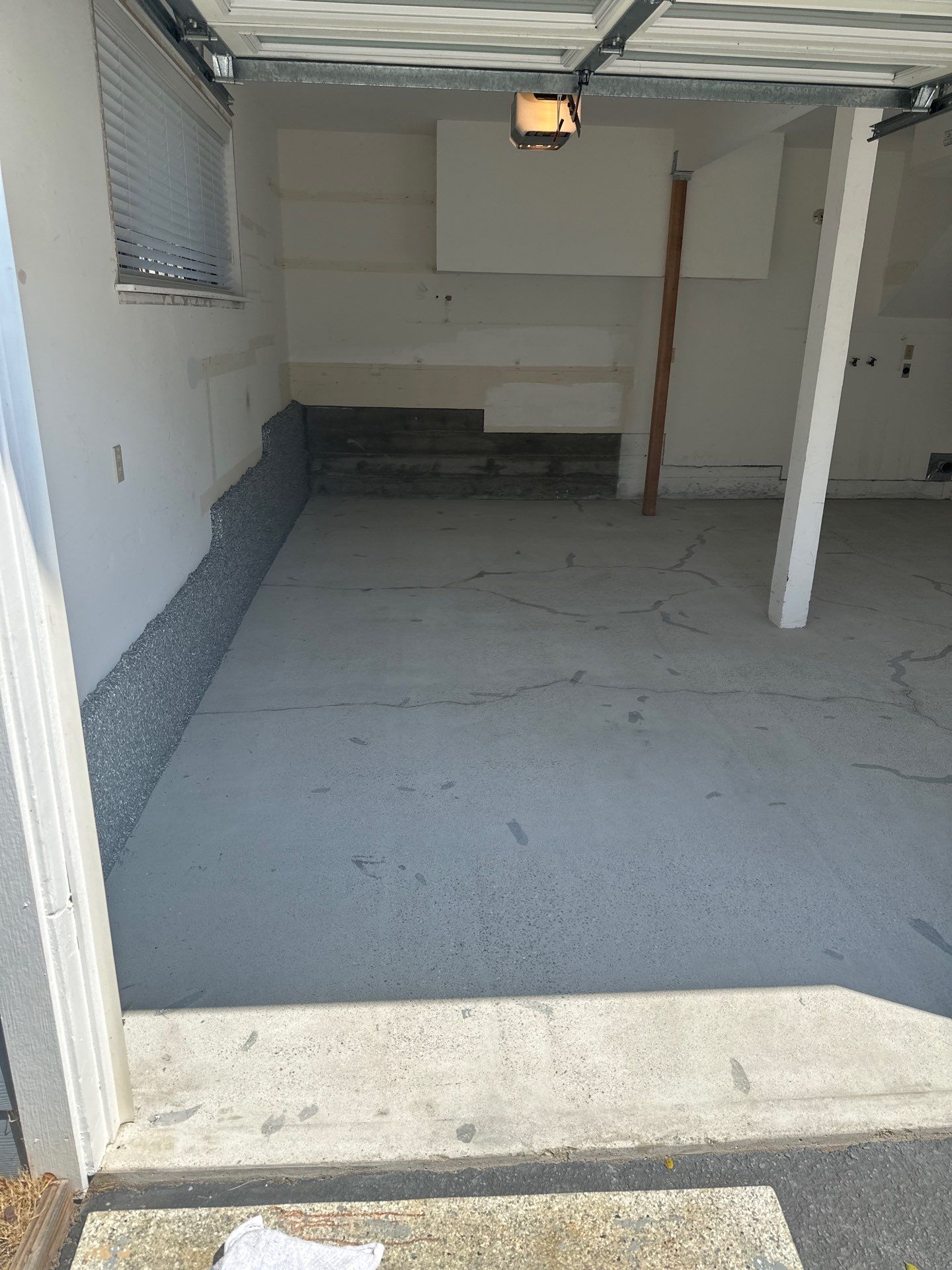 Polyurea Garage Floor Coating with Simiron Wombat Chip Finish by MGP Coatings