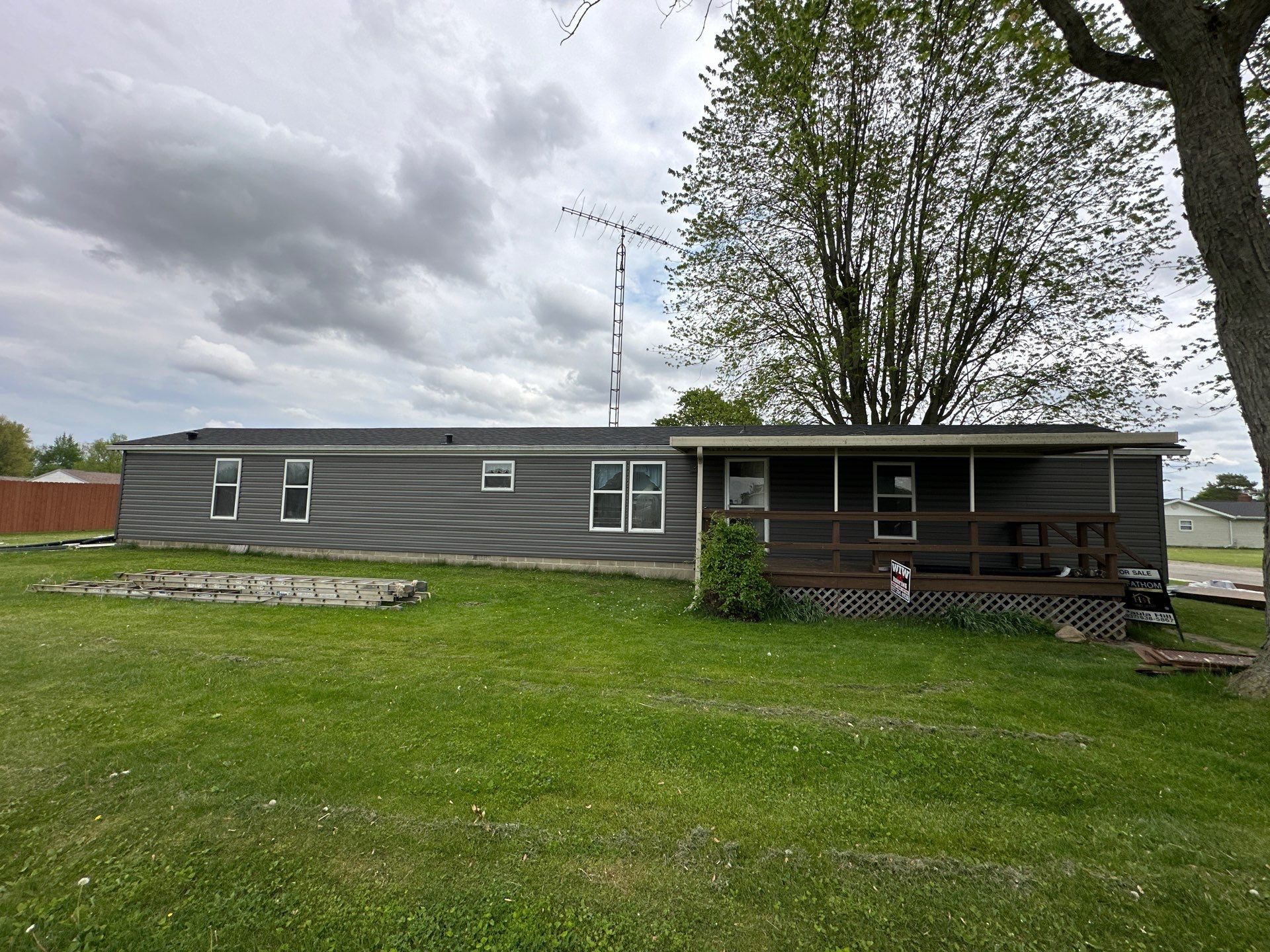 Roof and Siding Replacement using Norandex Cedar Knoll Graphite Siding and Owens Corning Durations in Onyx Black by WIW Enterprises Inc