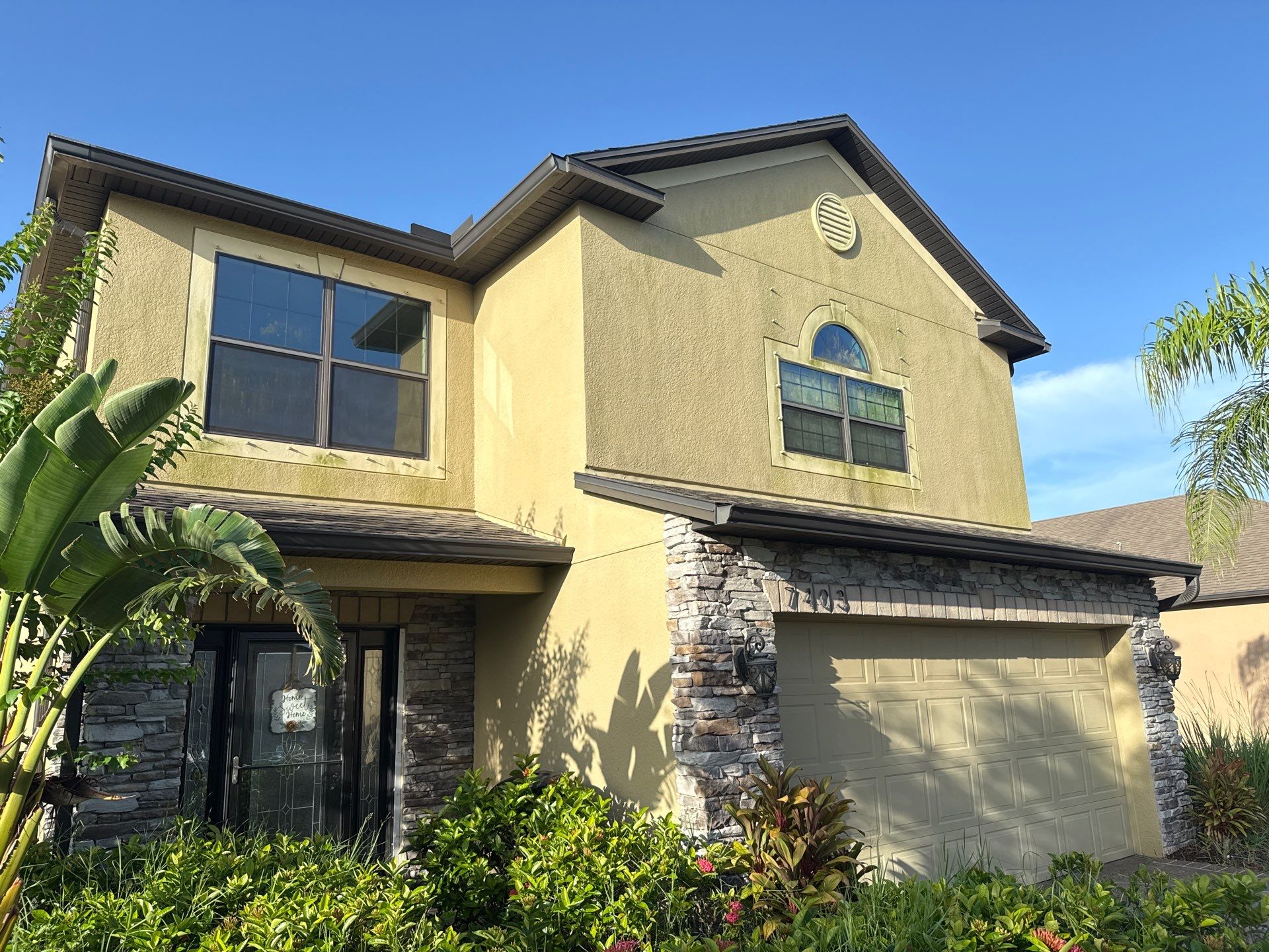 2-Story Stucco House Wash & Tan Vinyl Fence Cleaning | Sheffield Glen Palmetto, FL by Sunshine AquaWash