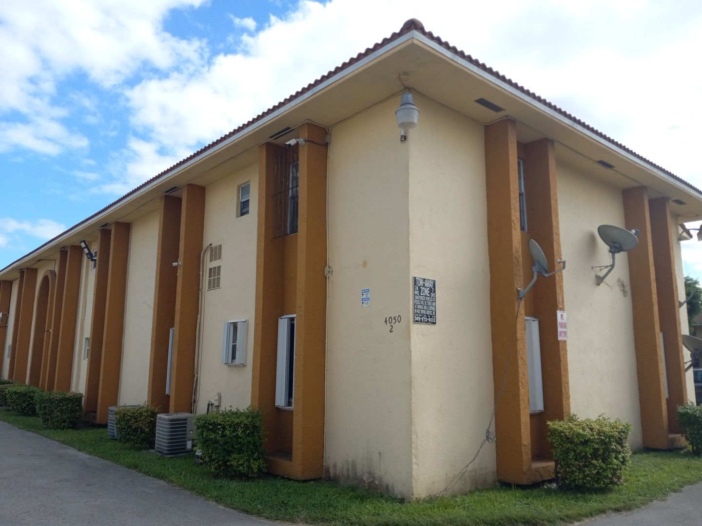 Villa Biscaya Jardines Condo by Souffront Construction & Engineering