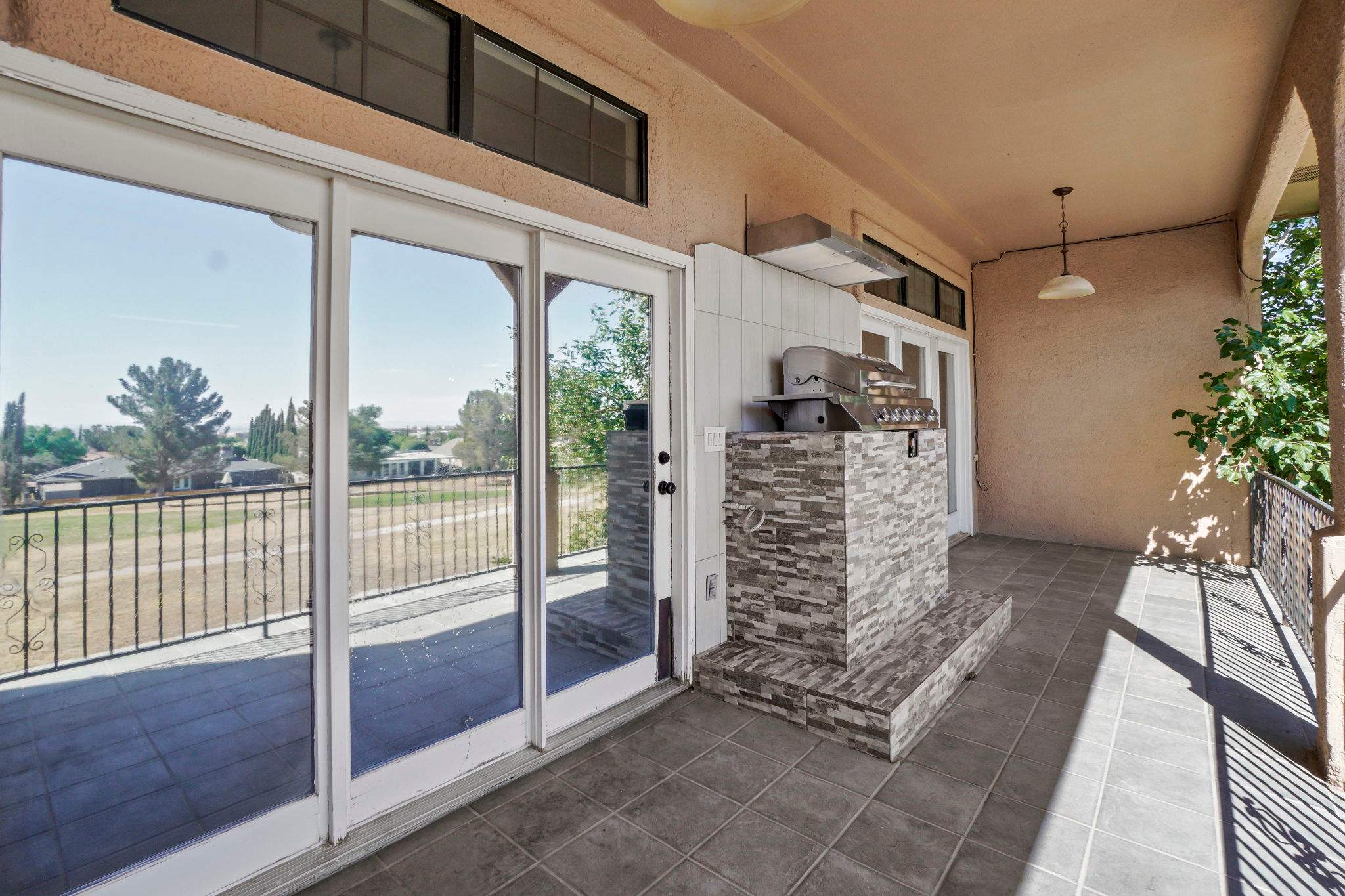 Luxury condo remodel by the golf course by Castro Brothers Solutions