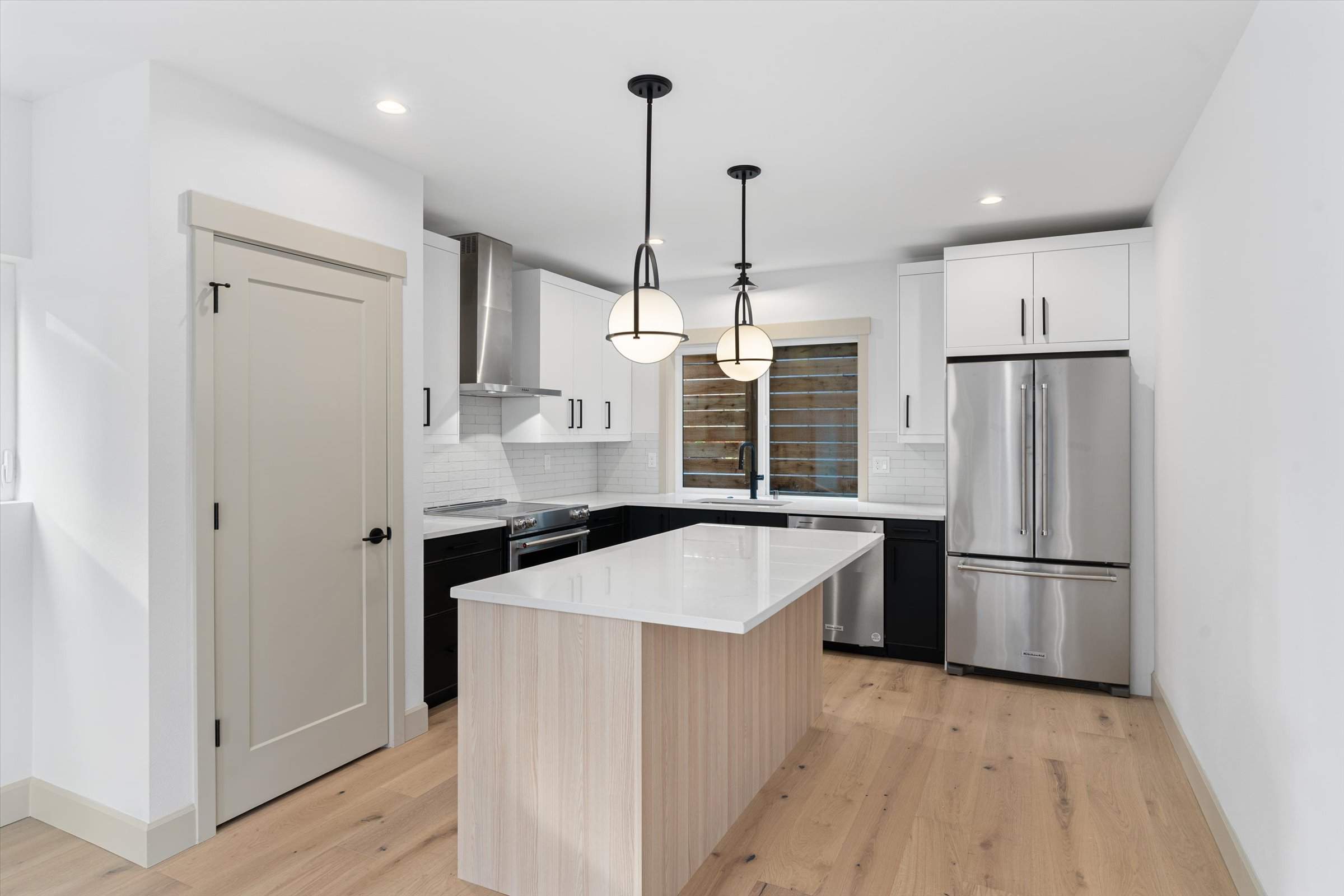 Maple Leaf 6-unit new construction by LinMak Construction