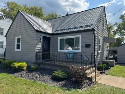 5 Star Metal Crinkle Finish in Black & 6" Black Gutters