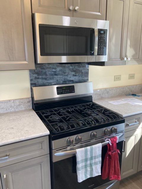 Kitchen Remodel using IMAGIO Solid Glass StoveSplash by IMAGIO