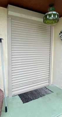 Rolling Shutter in Beige