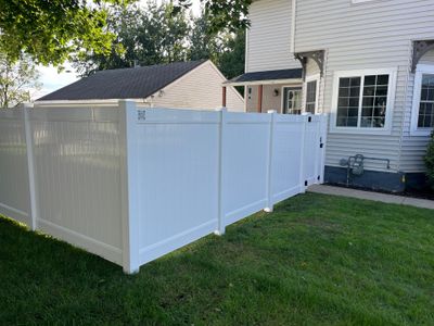 White Vinyl Privacy Fence and Black Chain Link Installation in Sumner