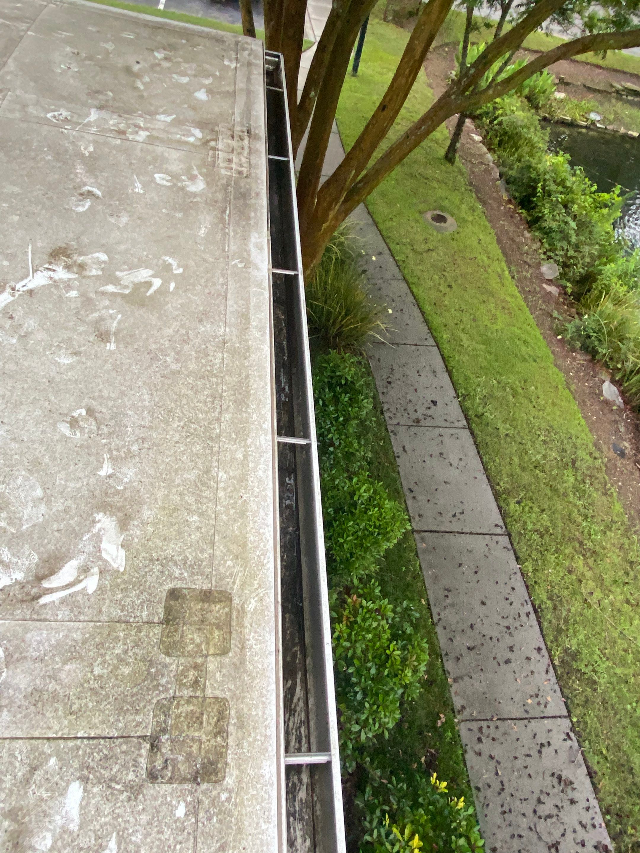 Commercial gutter cleaning Mount Pleasant, SC after photo with clean gutters