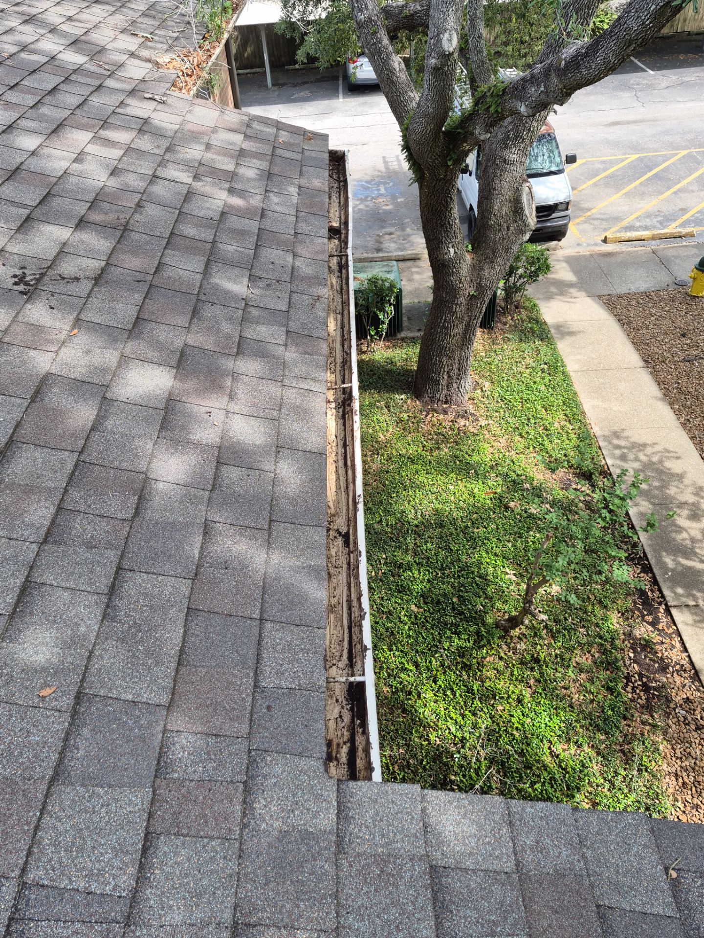 Commercial gutter cleaning Lafayette, LA after photo with clean gutters