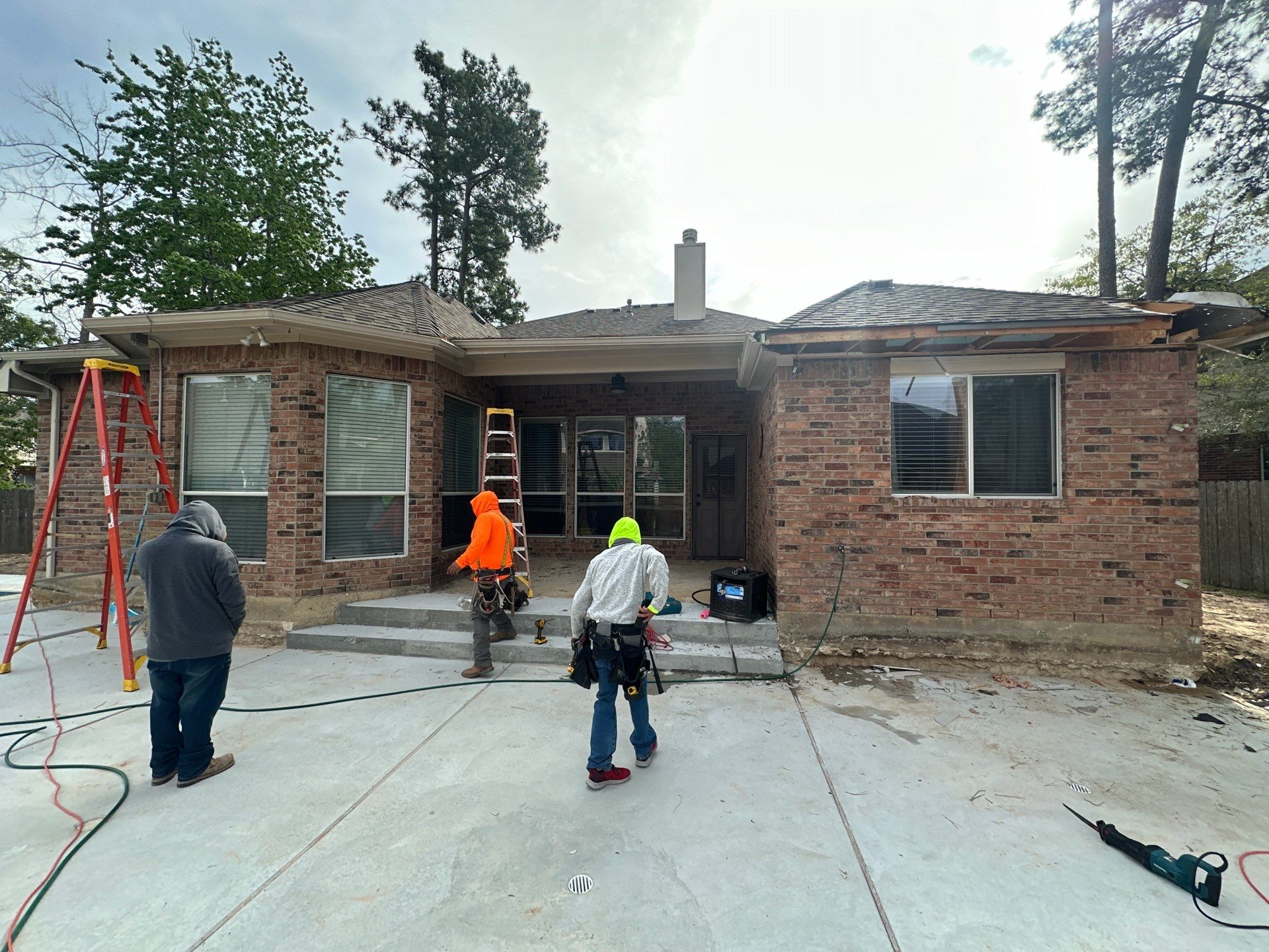 Pool, Patio Cover and Summer Kitchen in Sterling Ridge by SophAlx LLC