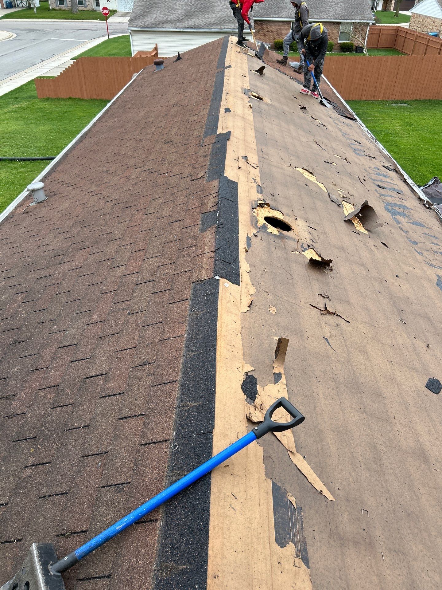 Roof and Siding Replacement using Norandex Cedar Knoll Graphite Siding and Owens Corning Durations in Onyx Black by WIW Enterprises Inc