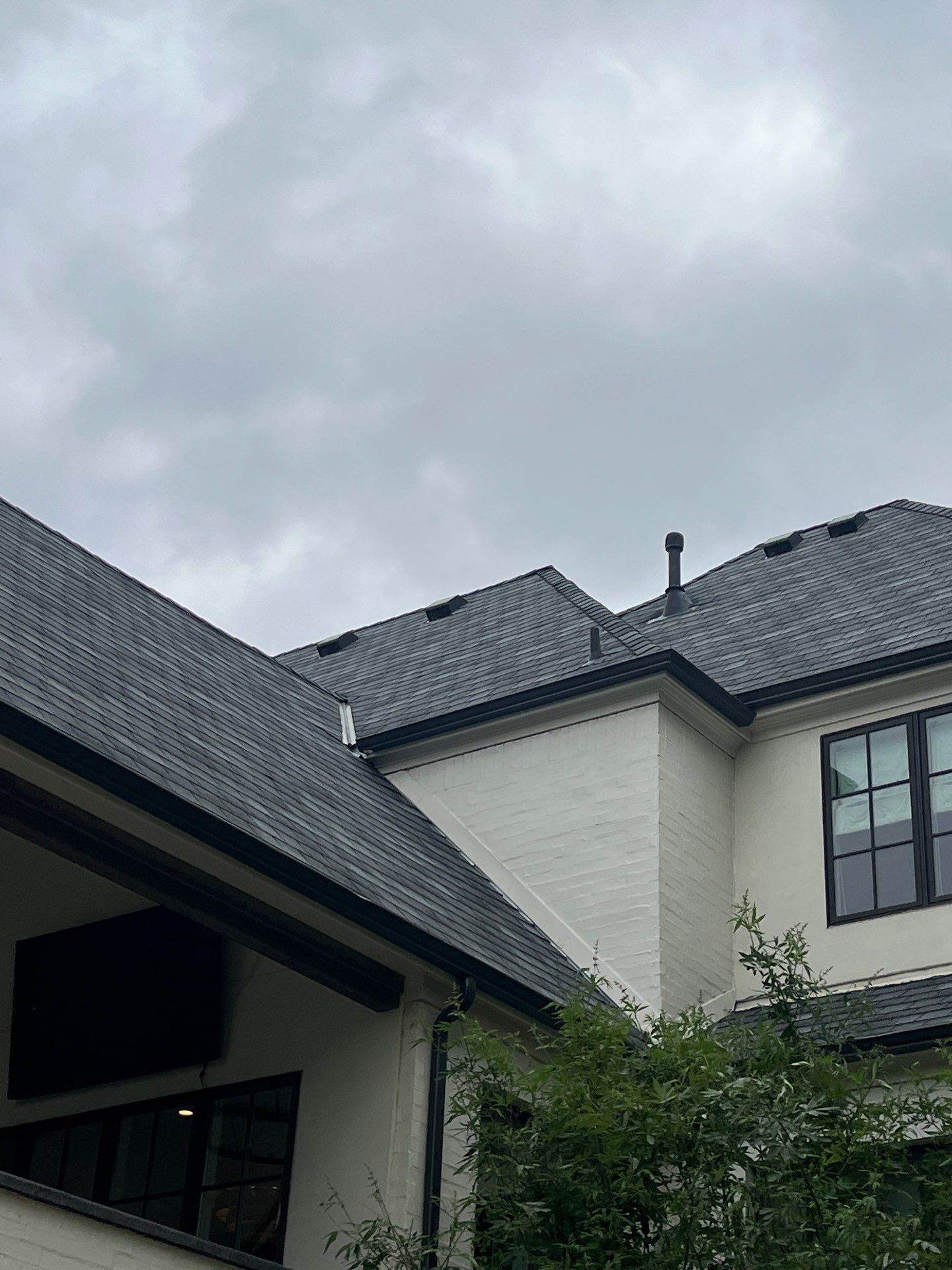 White brick with GAF Slateline English Grey by Tejas Roofworks + Restoration