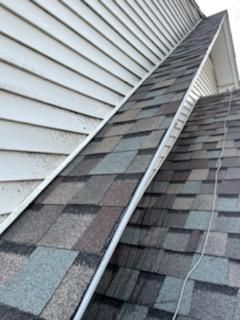 ATLAS PINNACLE COLOR: MAJESTIC SHAKE DRIP EDGE: WHITE by Eagle Eye Roofing