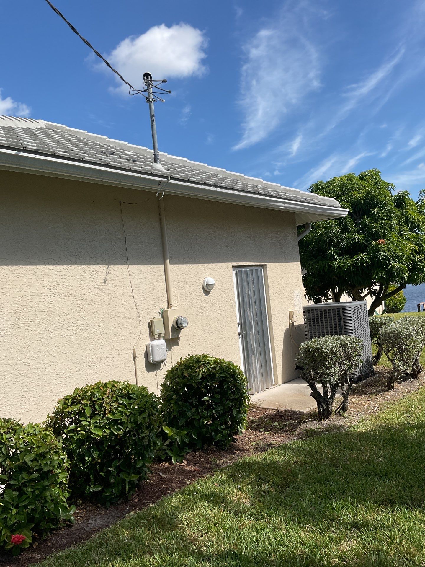 Seamless Gutters using Splash Guard in Cape Coral FL by Gutter Professors
