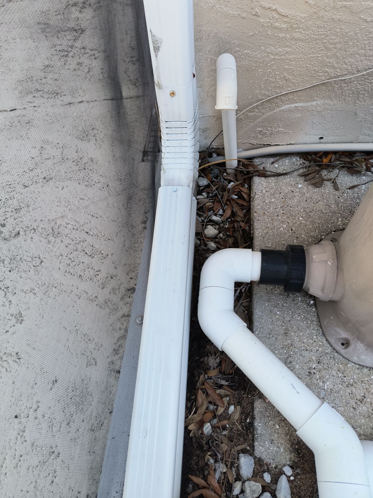 White Seamless Gutters using 6 Inch Seamless Gutters in Sarasota FL by Gutter Professors