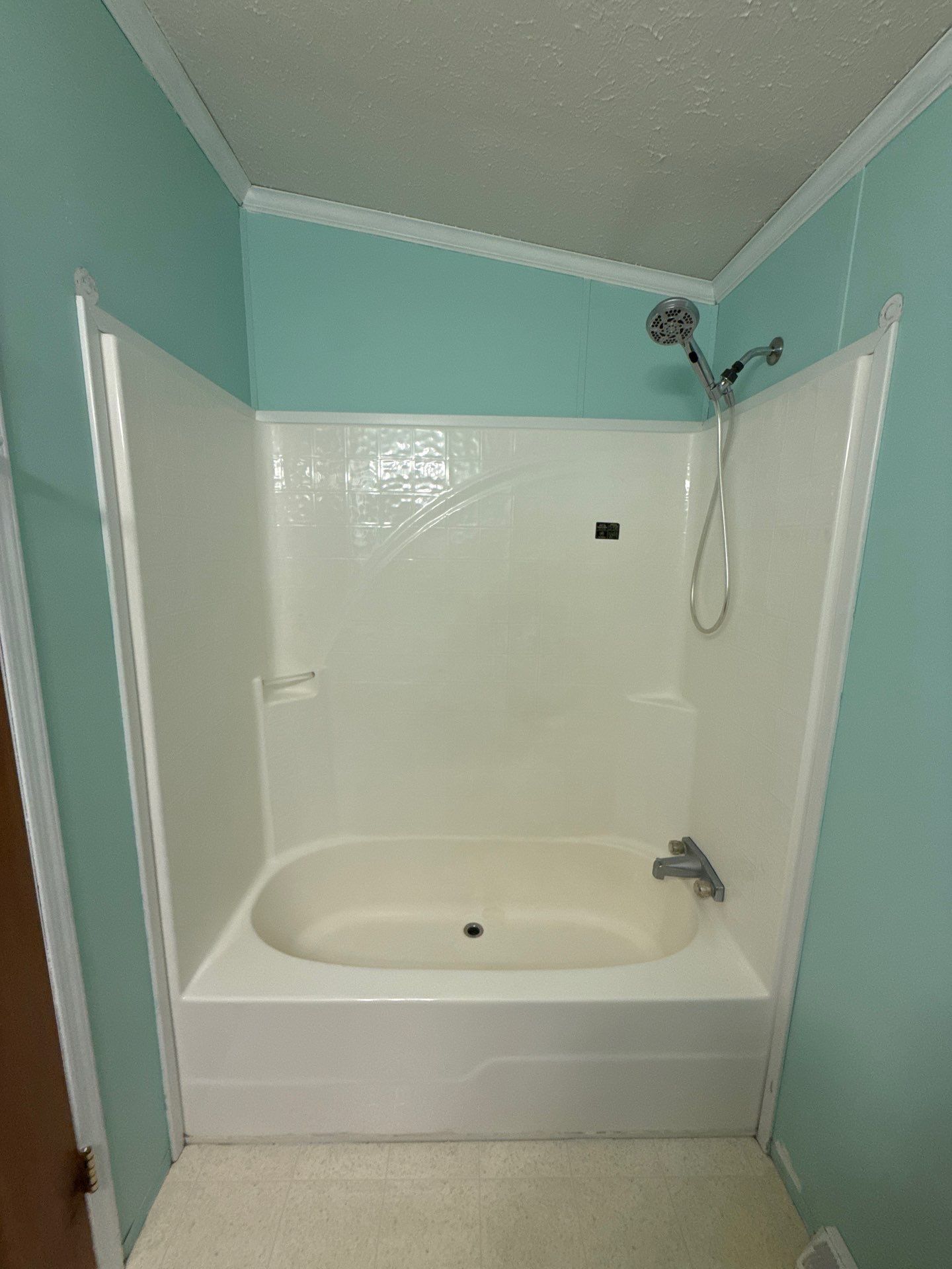Jacuzzi Bath and Shower Installation in Cheboygan, MI by Rainbow Seamless Systems