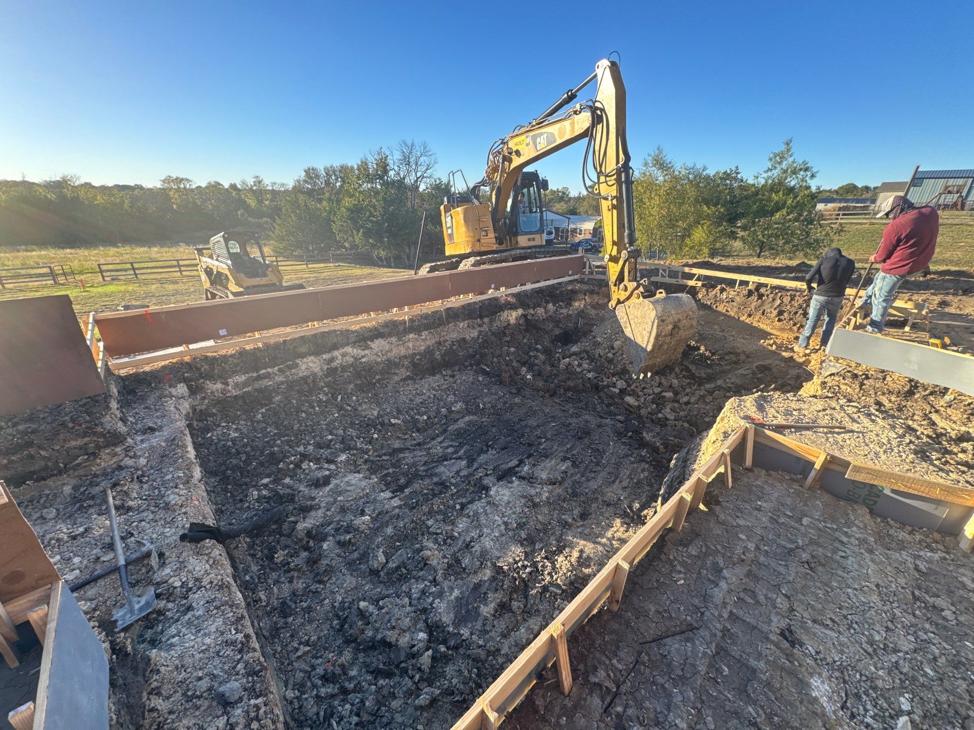 Large Classical Pool and Spa by Pinnacle Pools and Spas - DFW