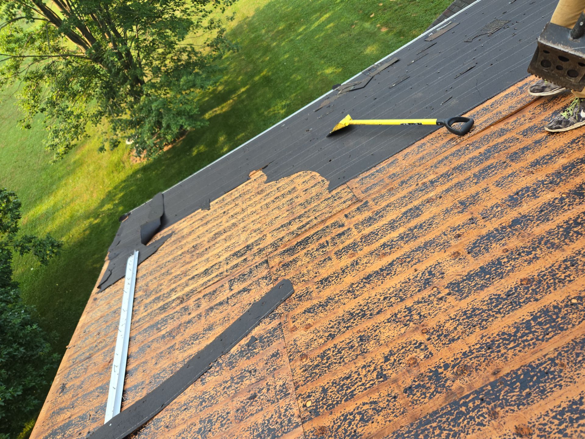 Aubrey K: Atlas Pinnacle, Color, Pewter, Drip Edge, Color, Hickory Clay by Eagle Eye Roofing