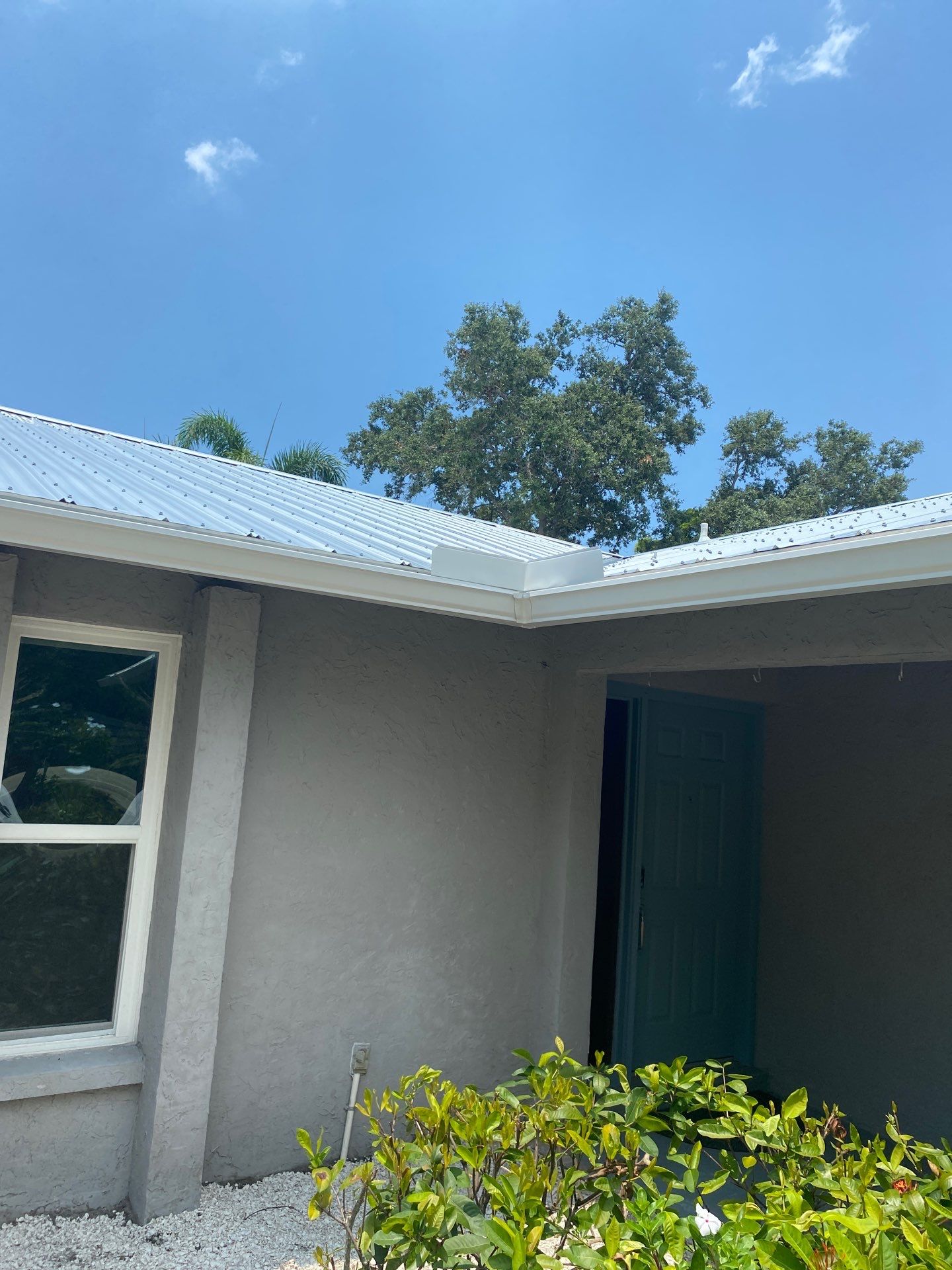 Aluminum Seamless Gutters using White Seamless Gutters in Sarasota FL by Gutter Professors