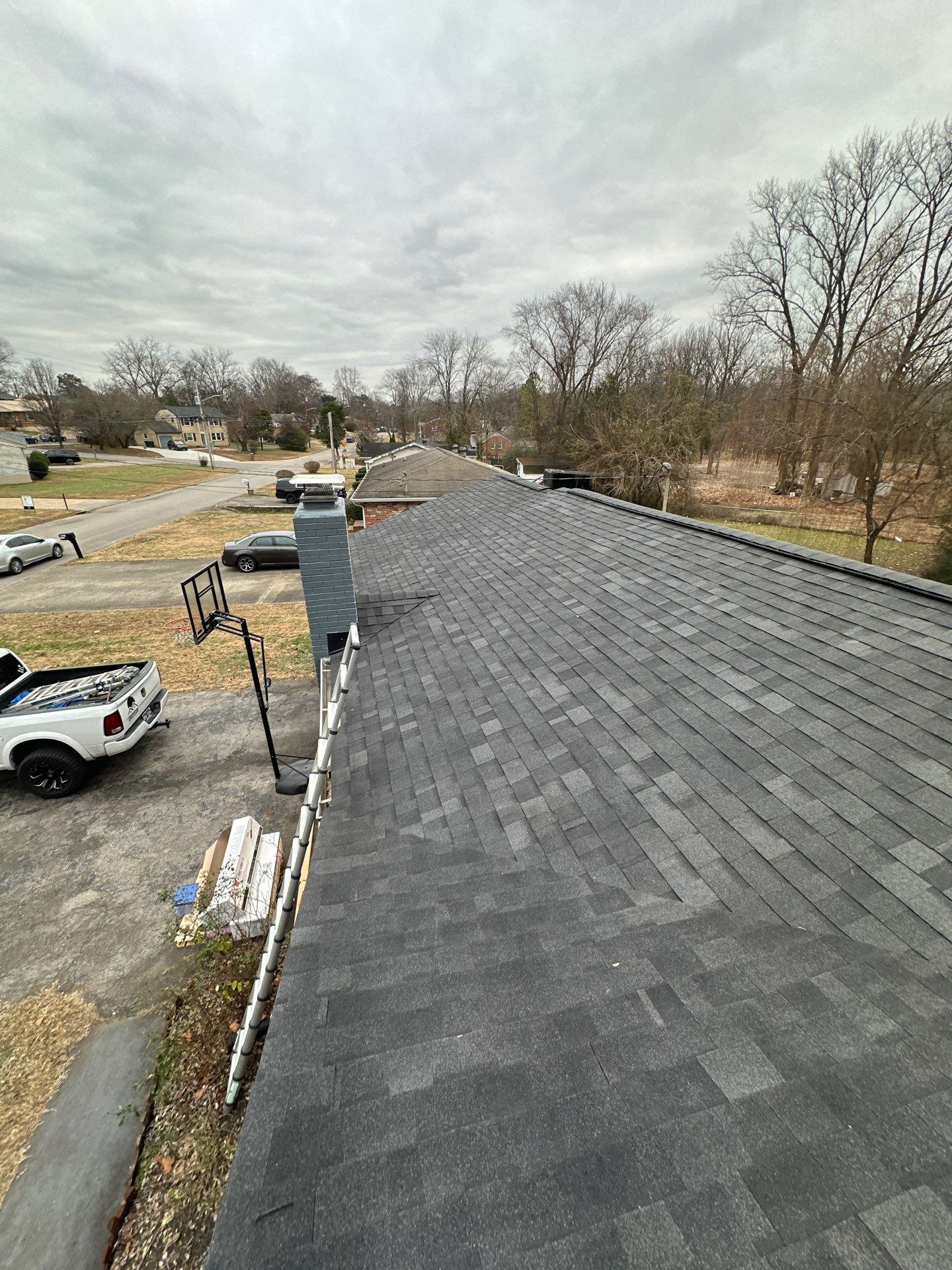 Owens Corning Oakridge Shingles - Onyx Black by Undersun Roofing 