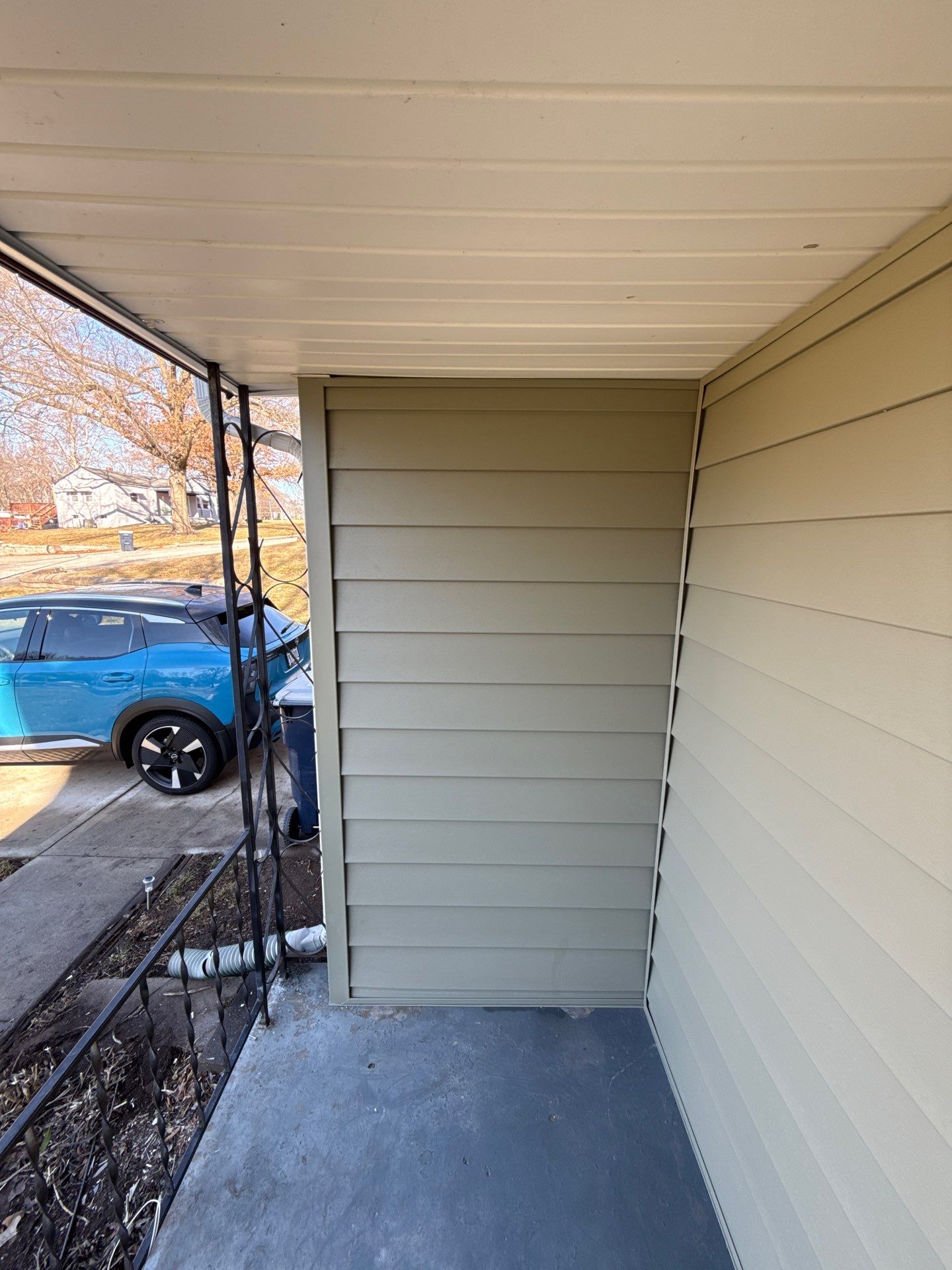 A whole new look for this Gladstone Home by EEC Windows, Siding & Roofing