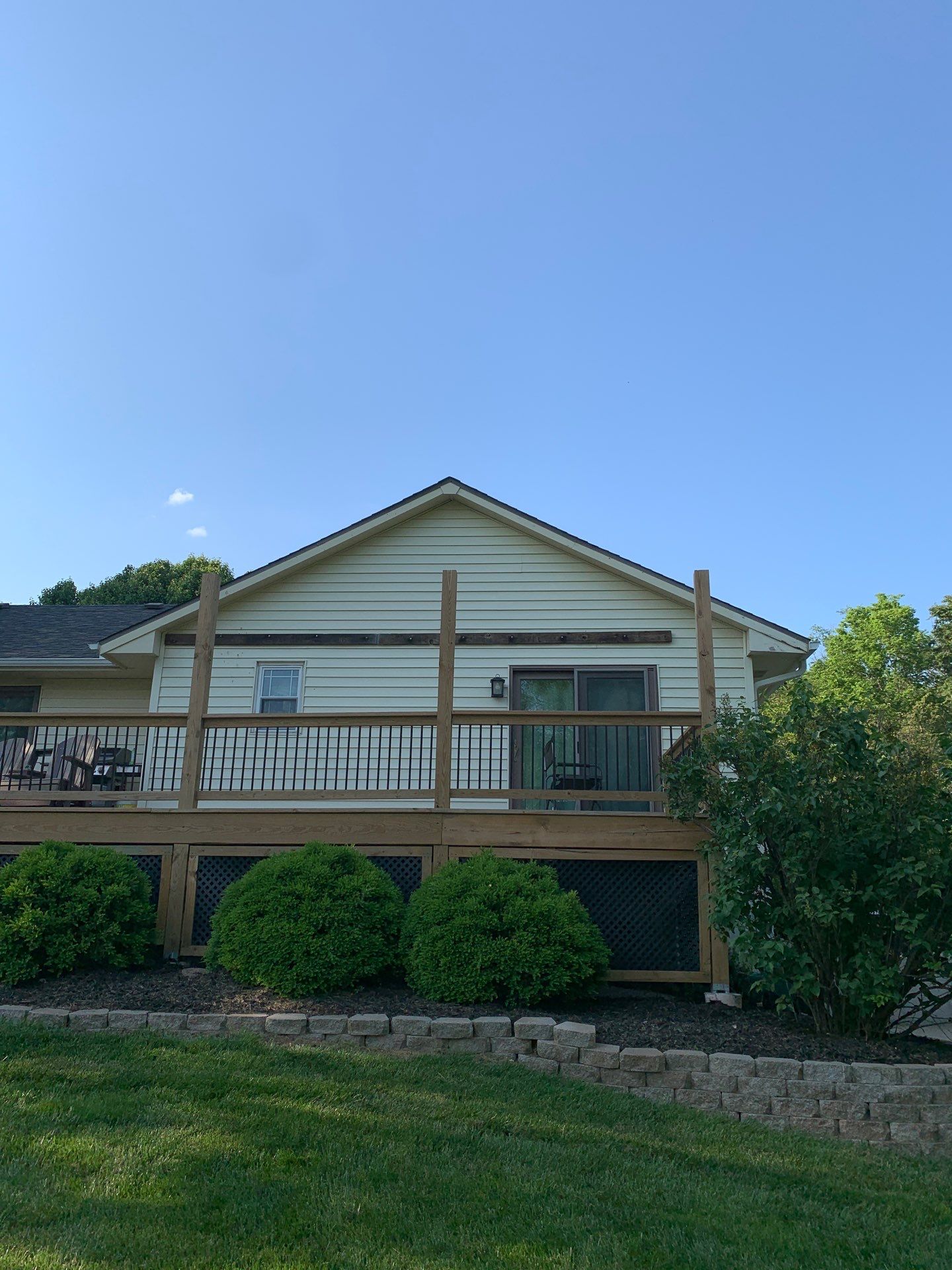 New Craneboard Siding on this Platte City, Mo home  by EEC  Windows, Siding & Roofing 