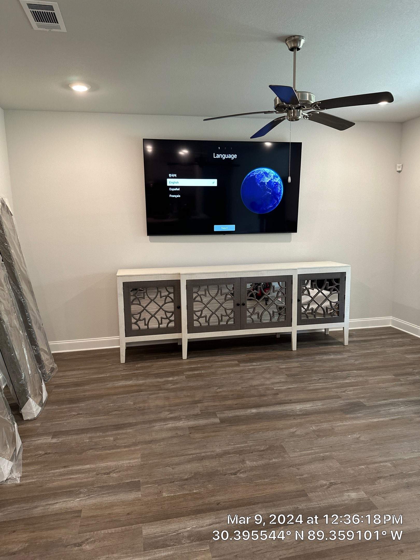 Lifestyle TV & Frame TV Installation Projects by Hangman Mounting & Installation 