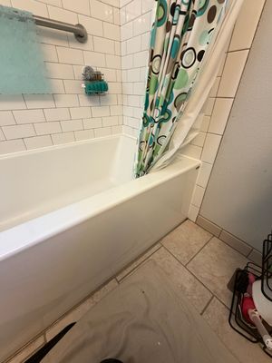 Bathtub Caulking Sealing