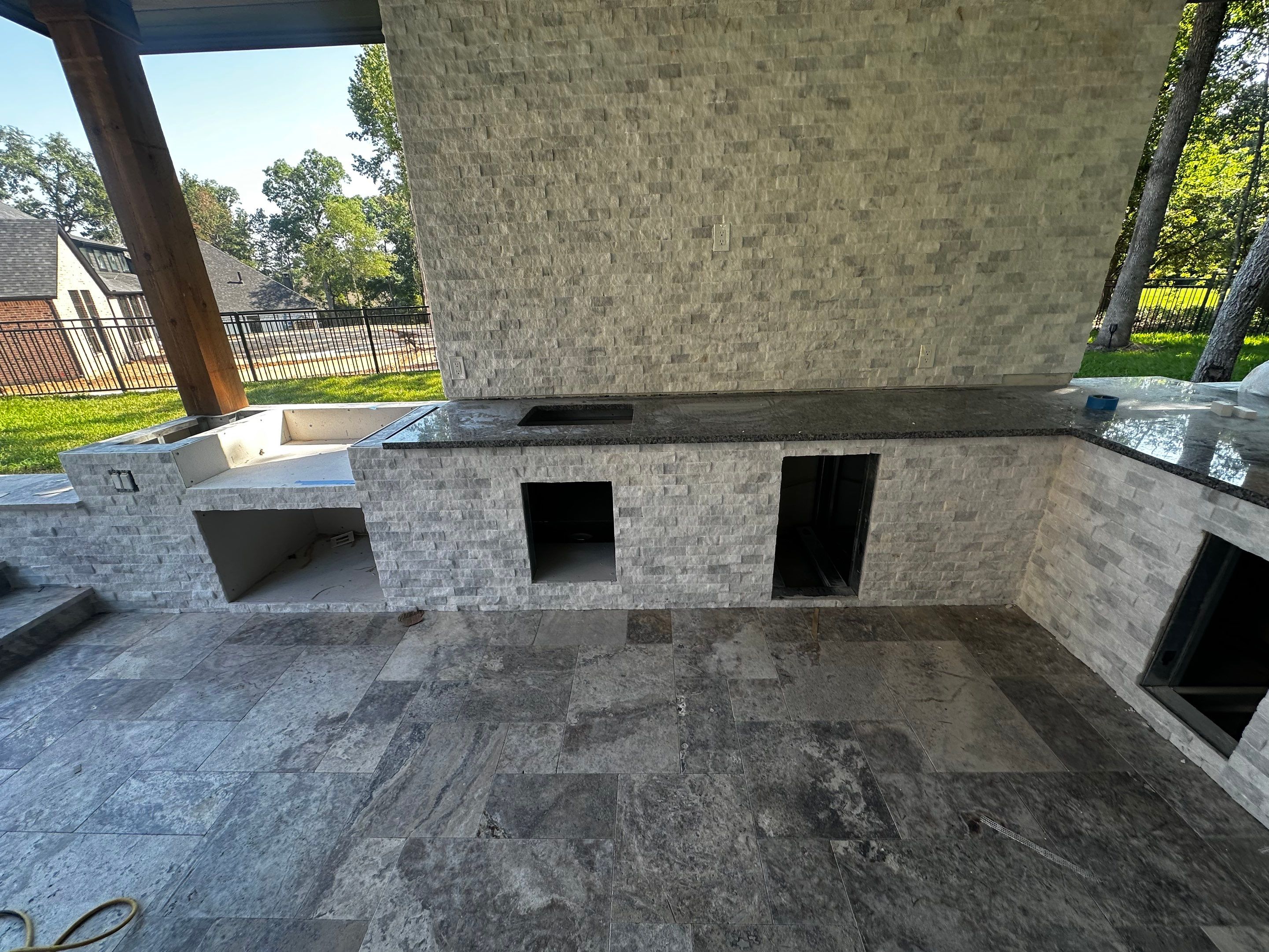 Modern Patio Cover and Kitchen in Montgomery by SophAlx LLC