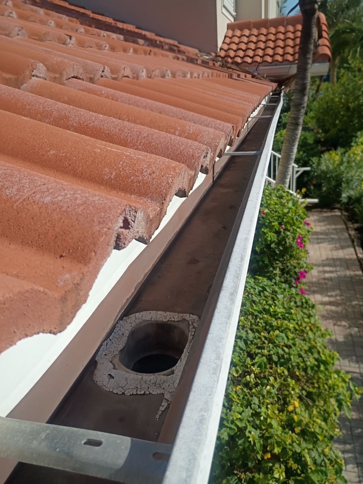 Aluminum Seamless Gutters using seal gutters in Fort Myers FL by Gutter Professors