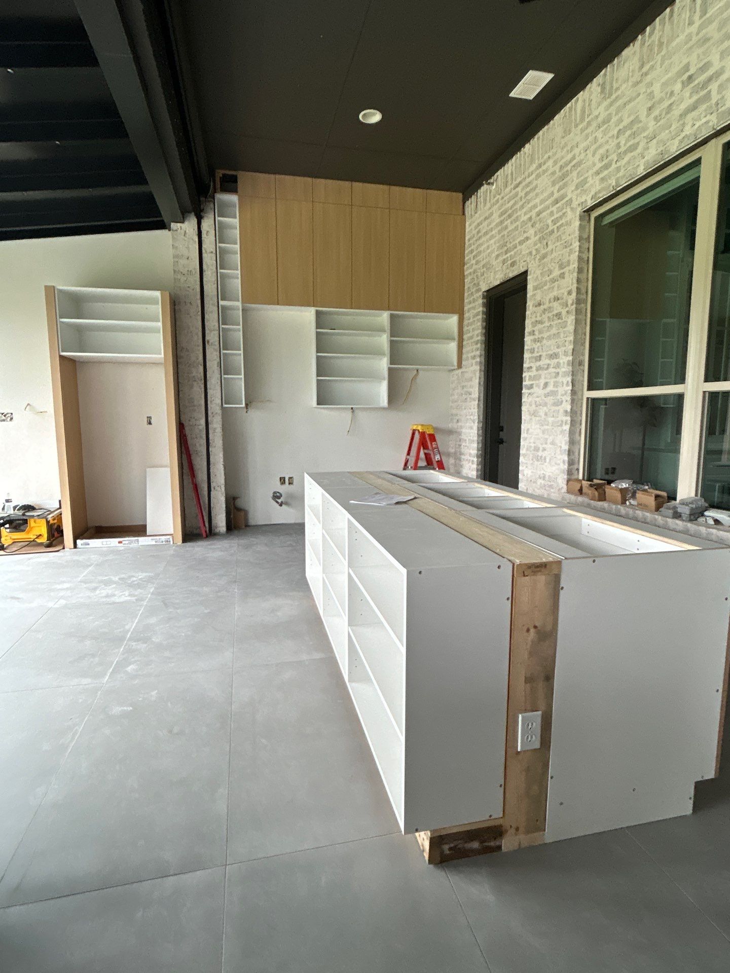💎 Fairview Luxury Oasis: European Modern Outdoor Kitchen with Cristallo Quartzite by Tibi Soli LLC
