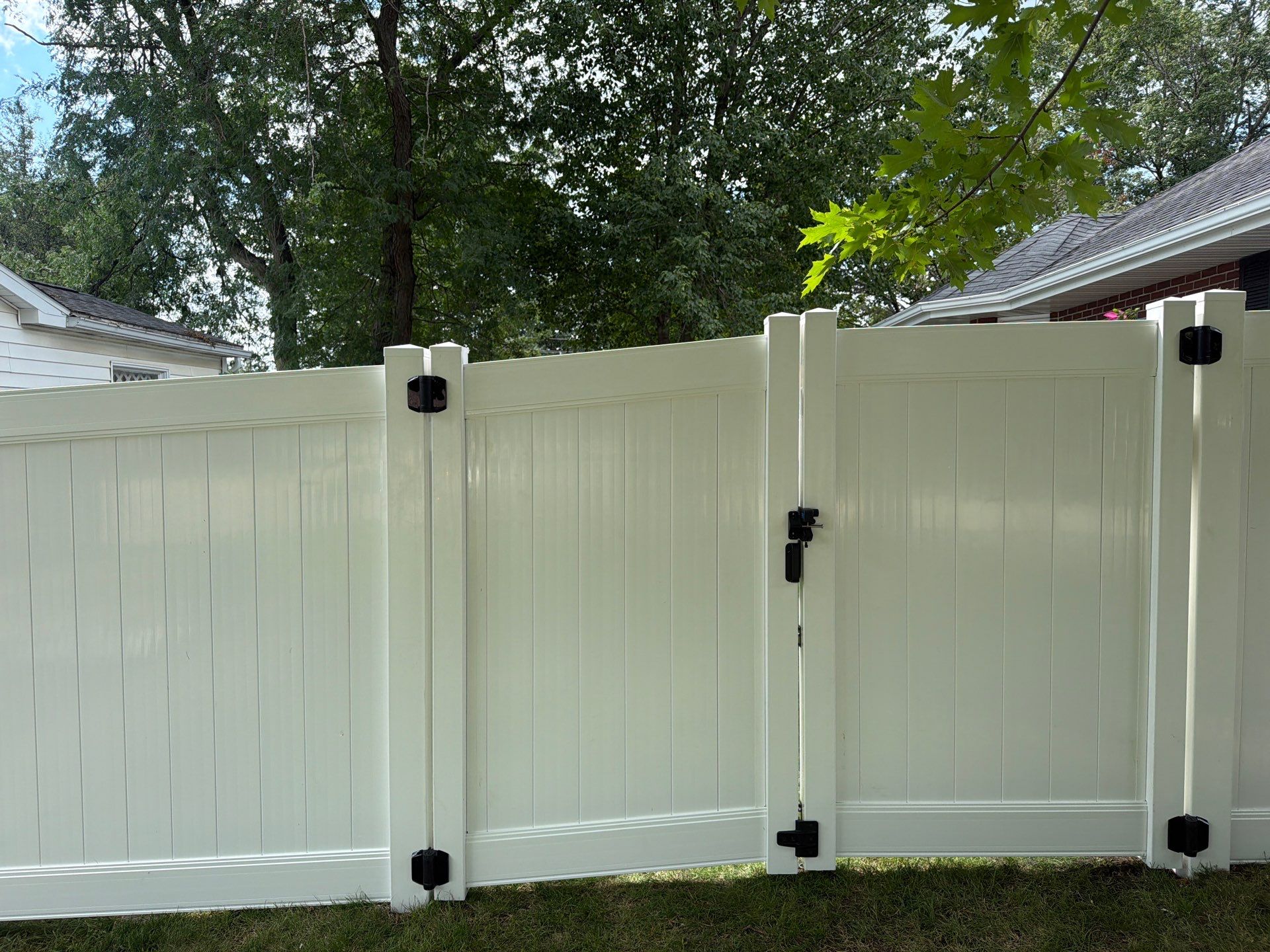 Residential White Vinyl Privacy and Black Chain Link Fencing in Jesup by Perfect Picket Fence and Stain