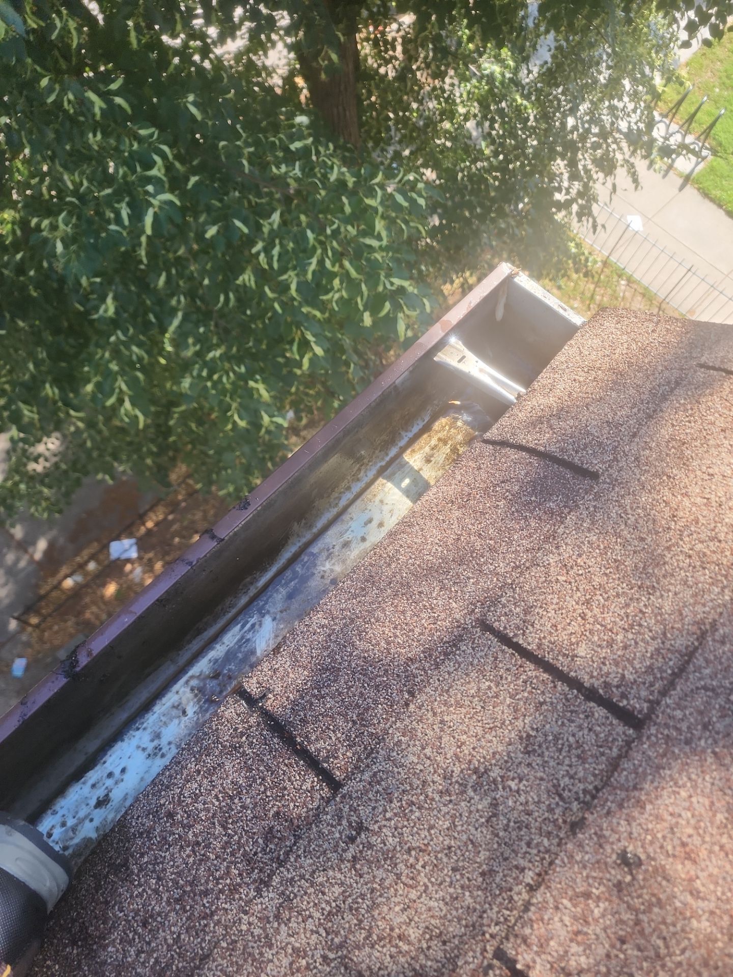 HOA gutter cleaning after photo.