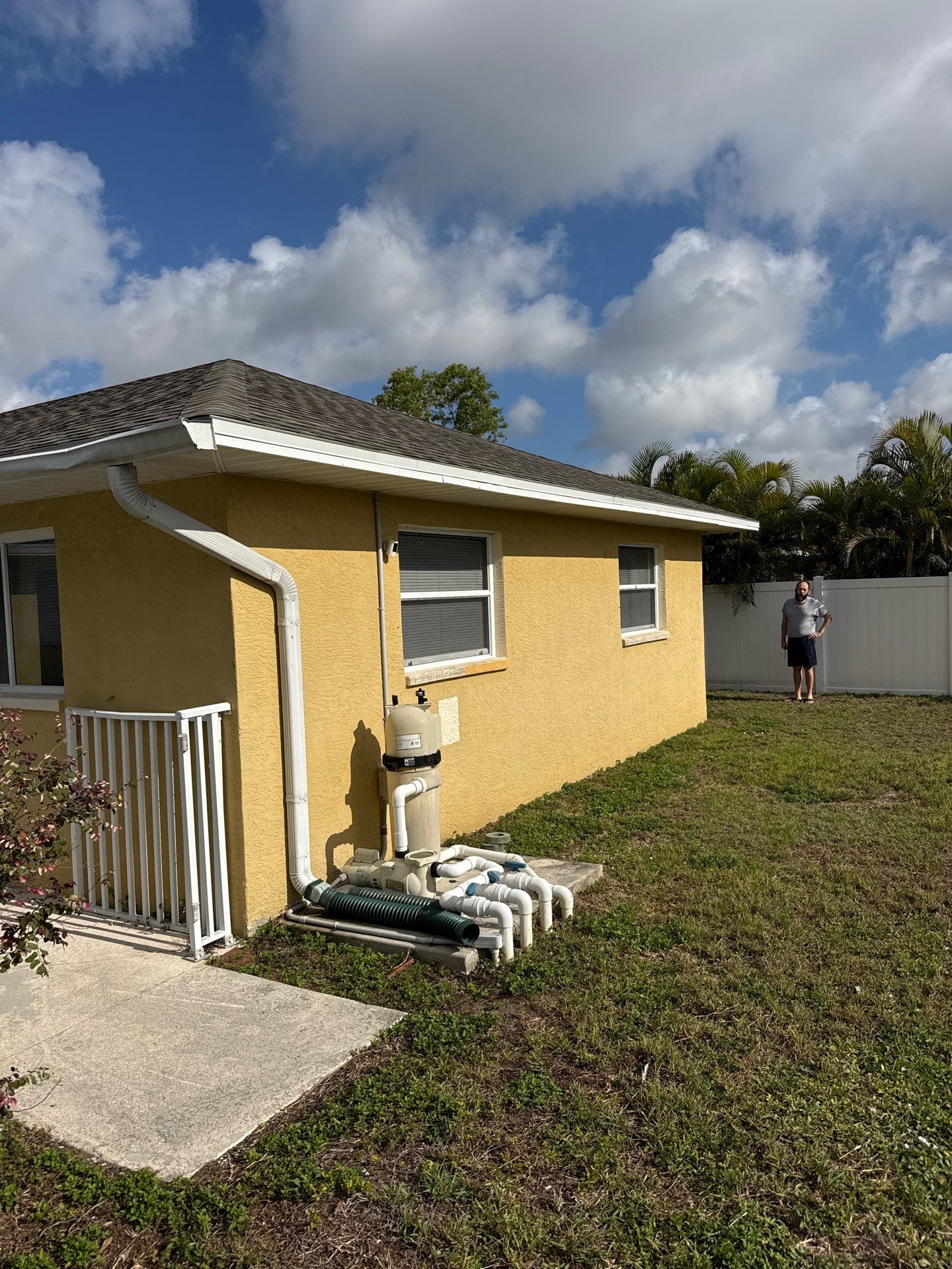 6 Inch Seamless Gutters using White Seamless Gutters in Cape Coral FL by Gutter Professors