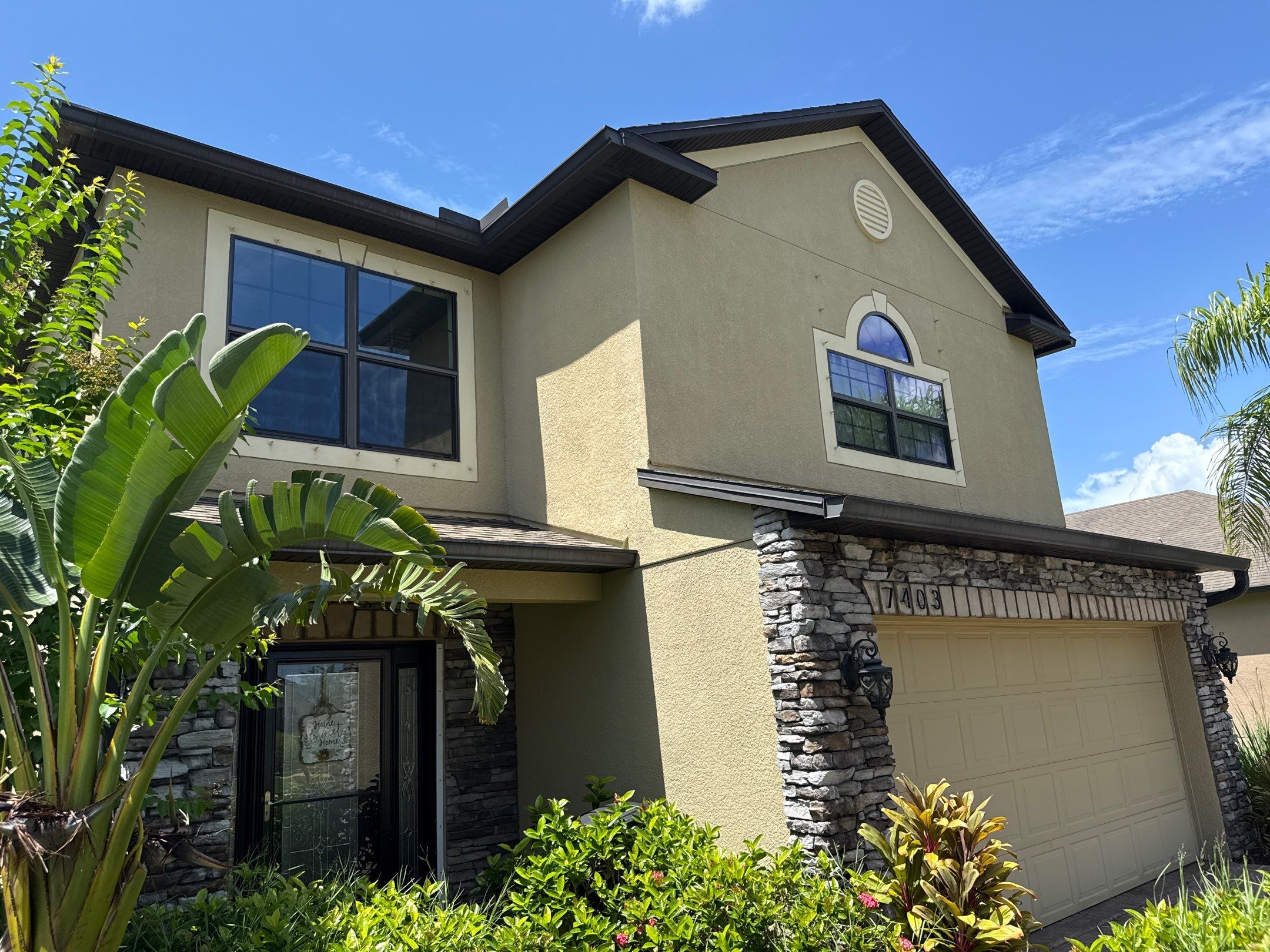 2-Story Stucco House Wash & Tan Vinyl Fence Cleaning | Sheffield Glen Palmetto, FL by Sunshine AquaWash
