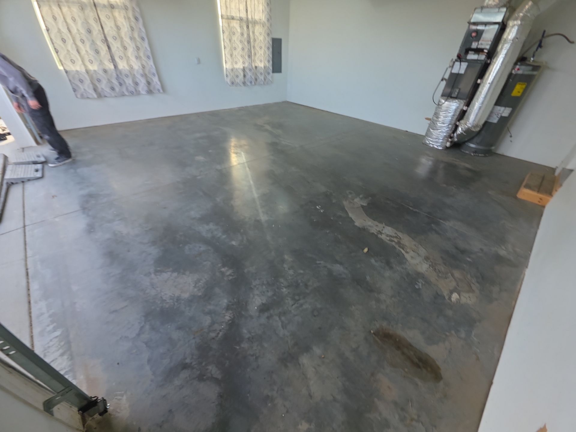 Polyaspartic Garage Floor Coating With Slate Hybrid Flake in Davenport by Croc Coatings, LLC
