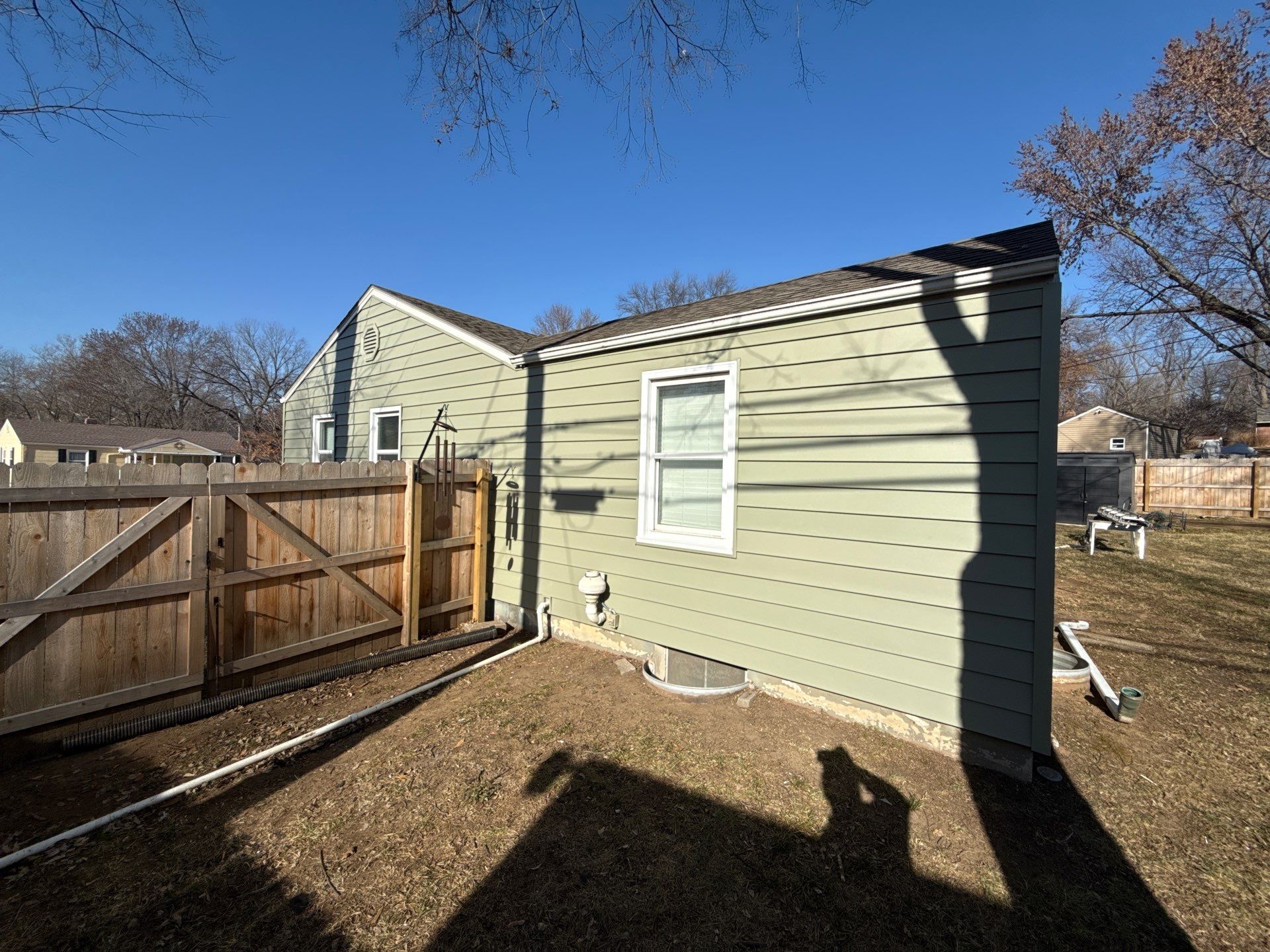A whole new look for this Gladstone Home by EEC Windows, Siding & Roofing