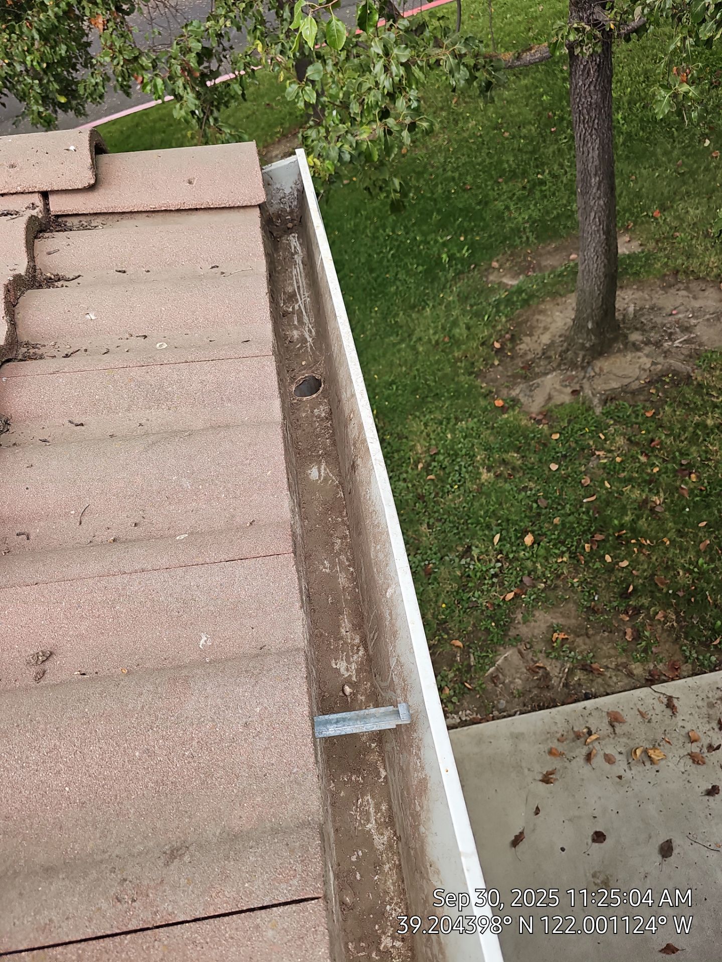 HOA gutter cleaning after photo.