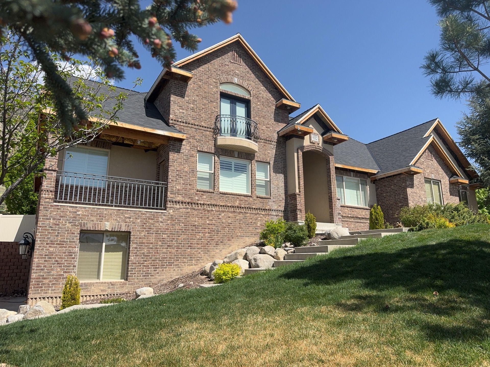 Cedar Hills | Architectural Hardie Redesign | Weaved Corners & SW Amazing Gray by Ideal Siding Utah