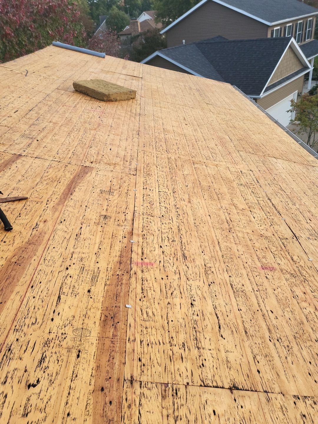 ATLAS PINNACLE COLOR: HEARTHSTONE, DRIP EDGE: BLACK by Eagle Eye Roofing