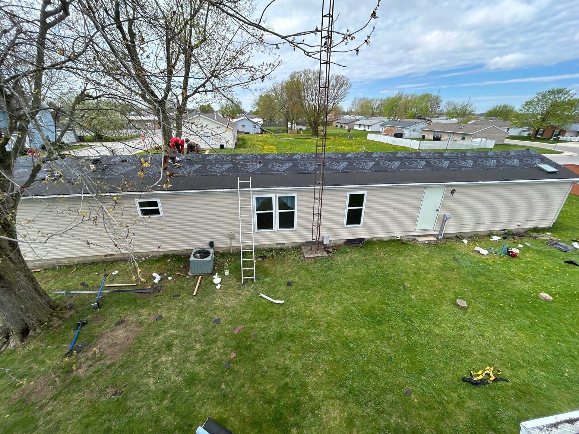 Roof and Siding Replacement using Norandex Cedar Knoll Graphite Siding and Owens Corning Durations in Onyx Black by WIW Enterprises Inc