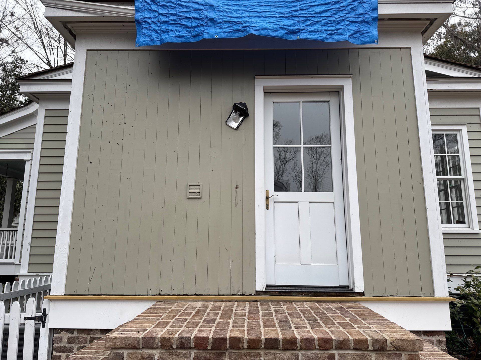 A Ford Plantation Classic by A Good Roofer Near Me 