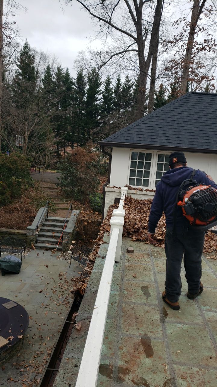 McLean: Certainteed Landmark Pro Designer Shingles in Max Def Charcoal Black by RM Banning, Inc.